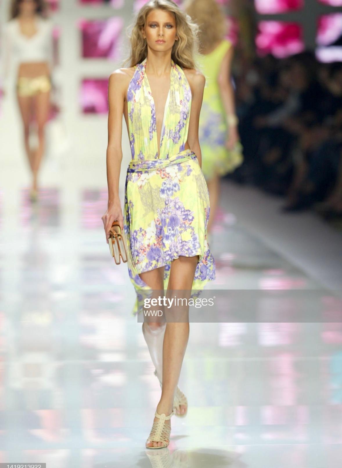 NWT S/S 2004 Versace by Donatella Jaune Orchidée Floral Runway Dress en vente 6