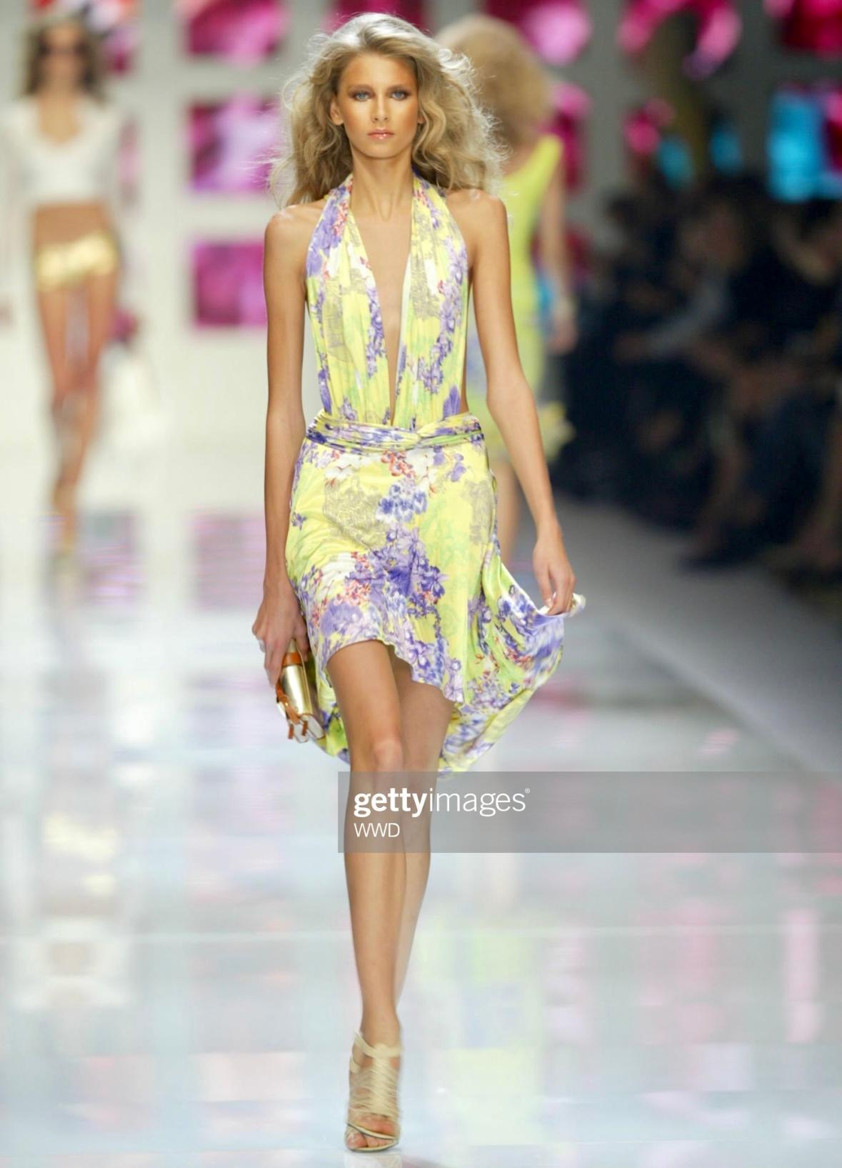 NWT S/S 2004 Versace by Donatella Jaune Orchidée Floral Runway Dress en vente 4