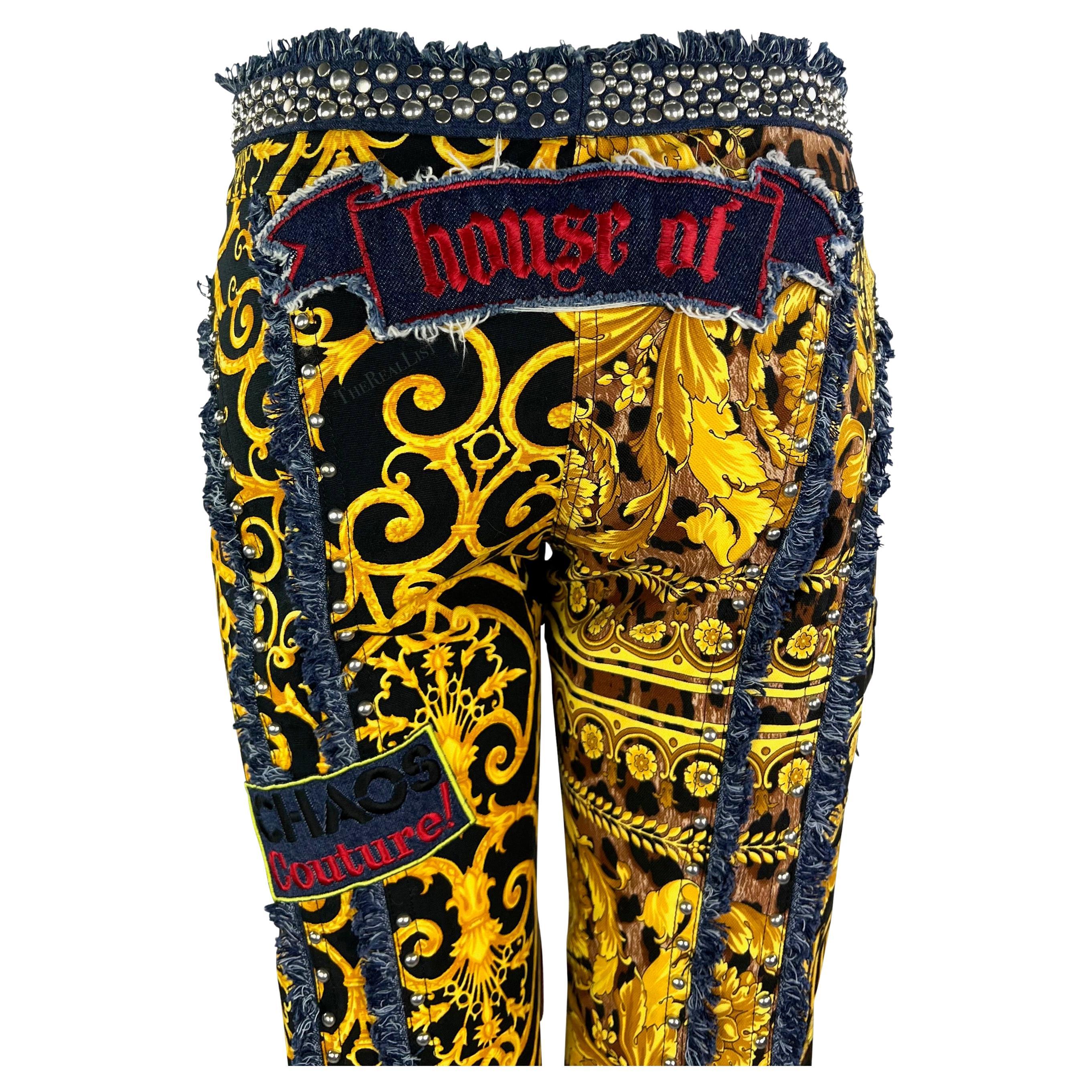 Ich präsentiere eine gewagte 'Chaos Couture' Versace Jeans, entworfen von Donatella Versace. Diese Jeans aus der Frühjahr/Sommer-Kollektion 2005 ist mit einem gelb-goldenen Barock-Muster überzogen, das auf einem Bein ein Geparden-Muster trägt. Diese