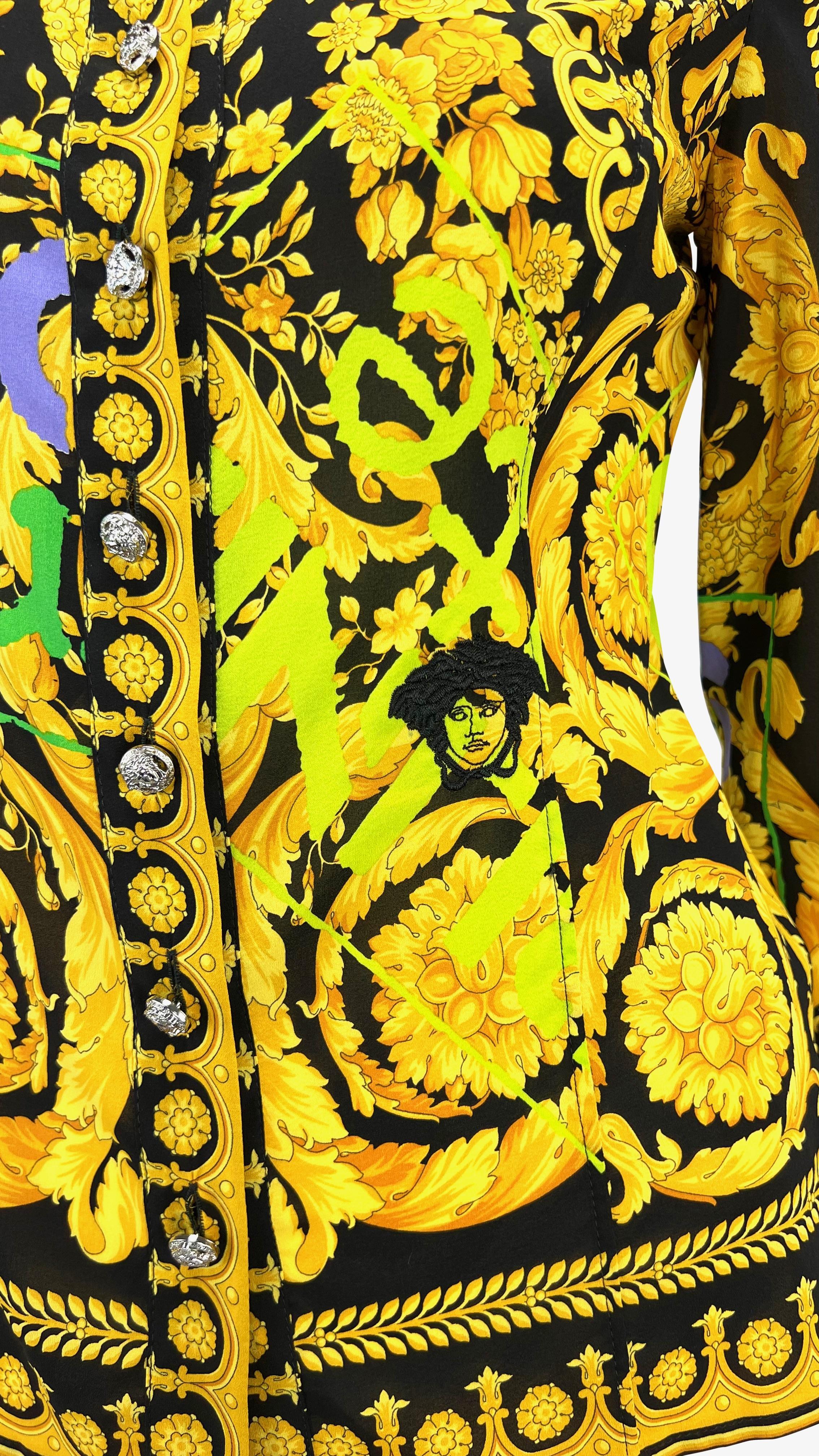 Oro NWT P/E 2005 Versace by Donatella Versace Couture Top con stampa barocca e graffiti in oro in vendita