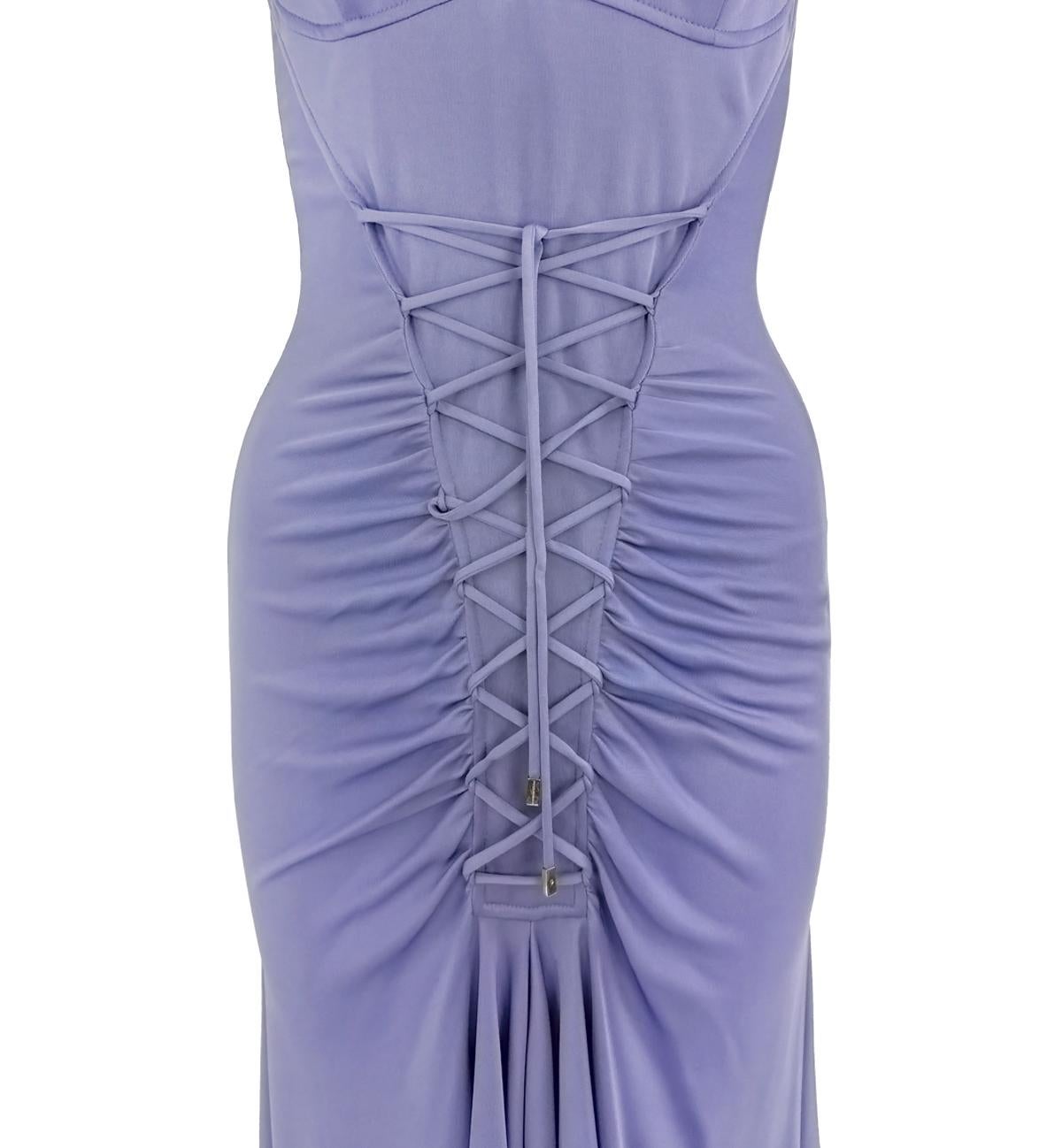 Este vestido lavanda sin estrenar de la colección Primavera/Verano 2005 de Versace por Donatella Versace está confeccionado en viscosa elástica fluida y presenta un detalle de cordones estilo corsé en la parte delantera. Acabado con el emblemático