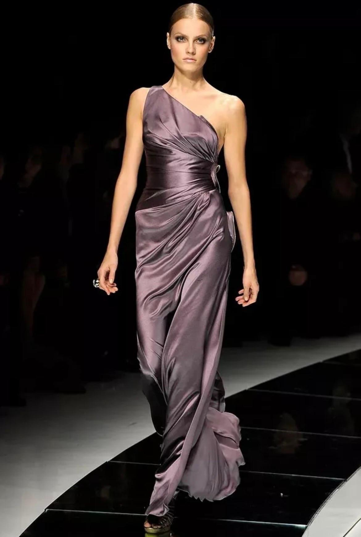 2009 Vintage Versace Abito lungo monospalla viola con cuori 46 - US 10 in vendita 5