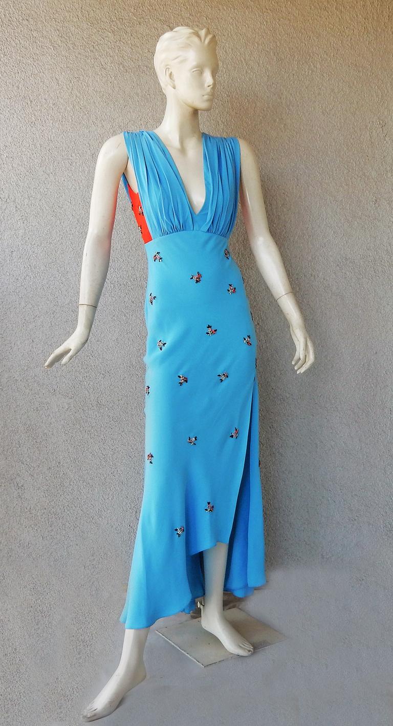 Ravissante robe du soir moderne en soie colorée de Schiaparelli, ornée de minuscules fleurs en bijoux sur la jupe et les côtés du corsage.   