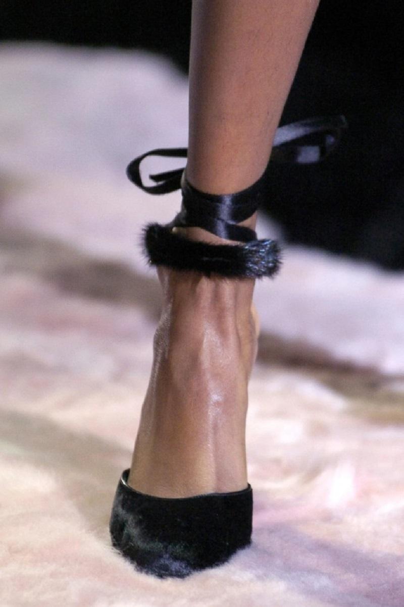 Women's NWT Tom Ford for Gucci F/W 2004 Mink Trim Python Heel Black Shoes It 41 - US 11 For Sale