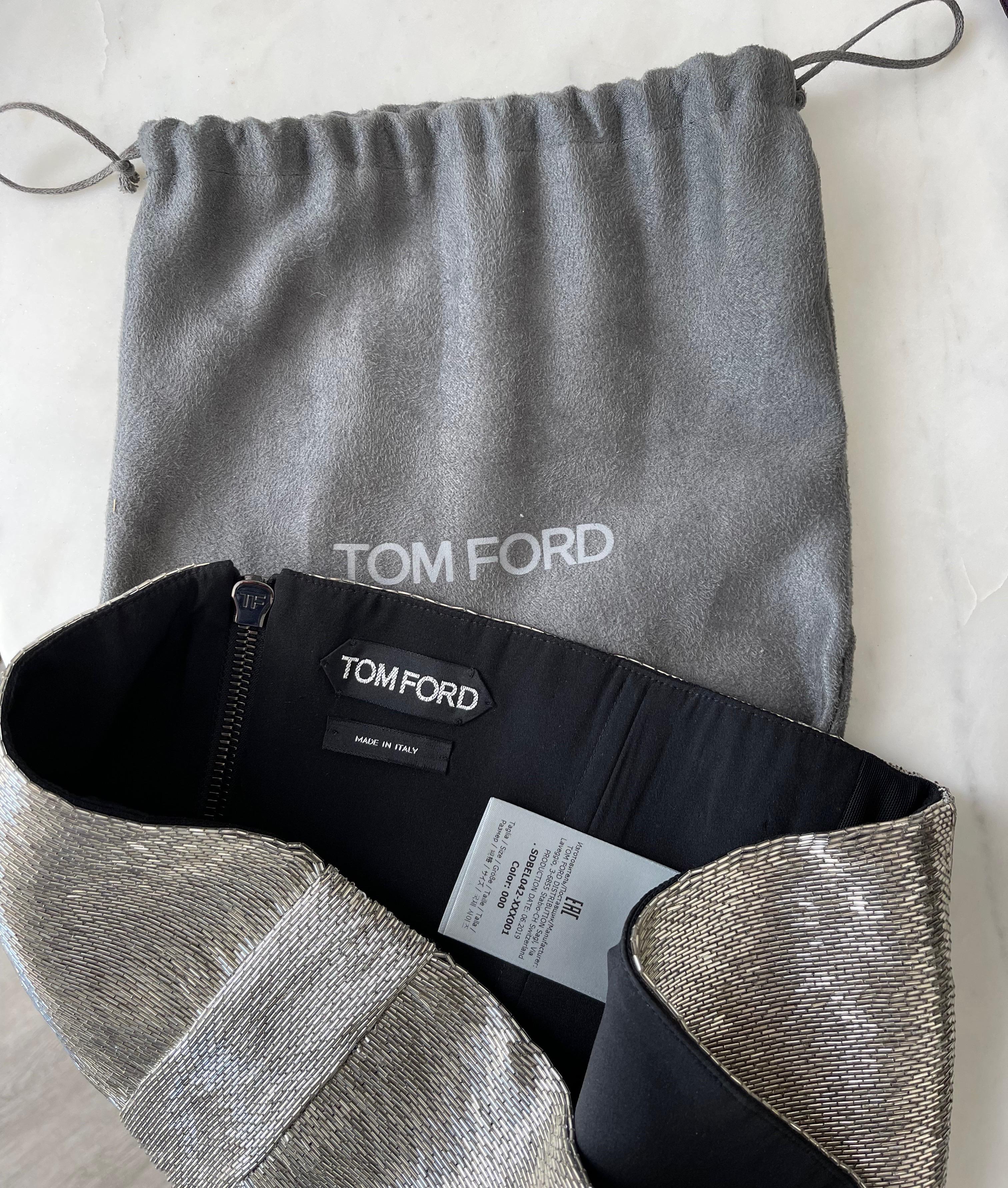 Brand new TOM FORD silver beaded metallic belt ! Bring any outfit to life with this rare beauty. Full metal zipper up the back. Comes with original Tom Ford pouch.
In great unworn condition
Made in Italy
Marked Size 44 / US 10
Measurements:
31 inch