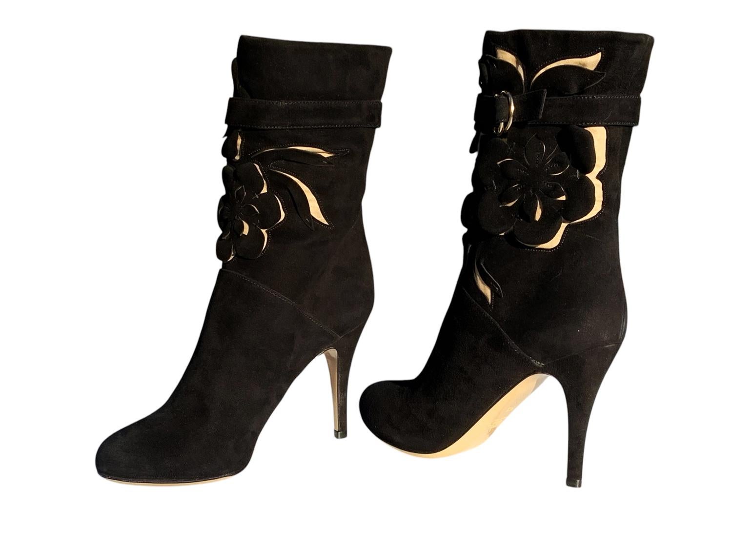 Neu Valentino Garavani Schwarz Wildleder Stiefeletten
Italienische Größe - 36.5
Wildlederstiefel mit hohem Absatz und ausgeschnittenem 3D-Blumen-Detail.
Sleep-on-Stil, goldfarbene Hardware, Lederfutter.
Absatzhöhe - 3,5 Zoll (9 cm)
Hergestellt in