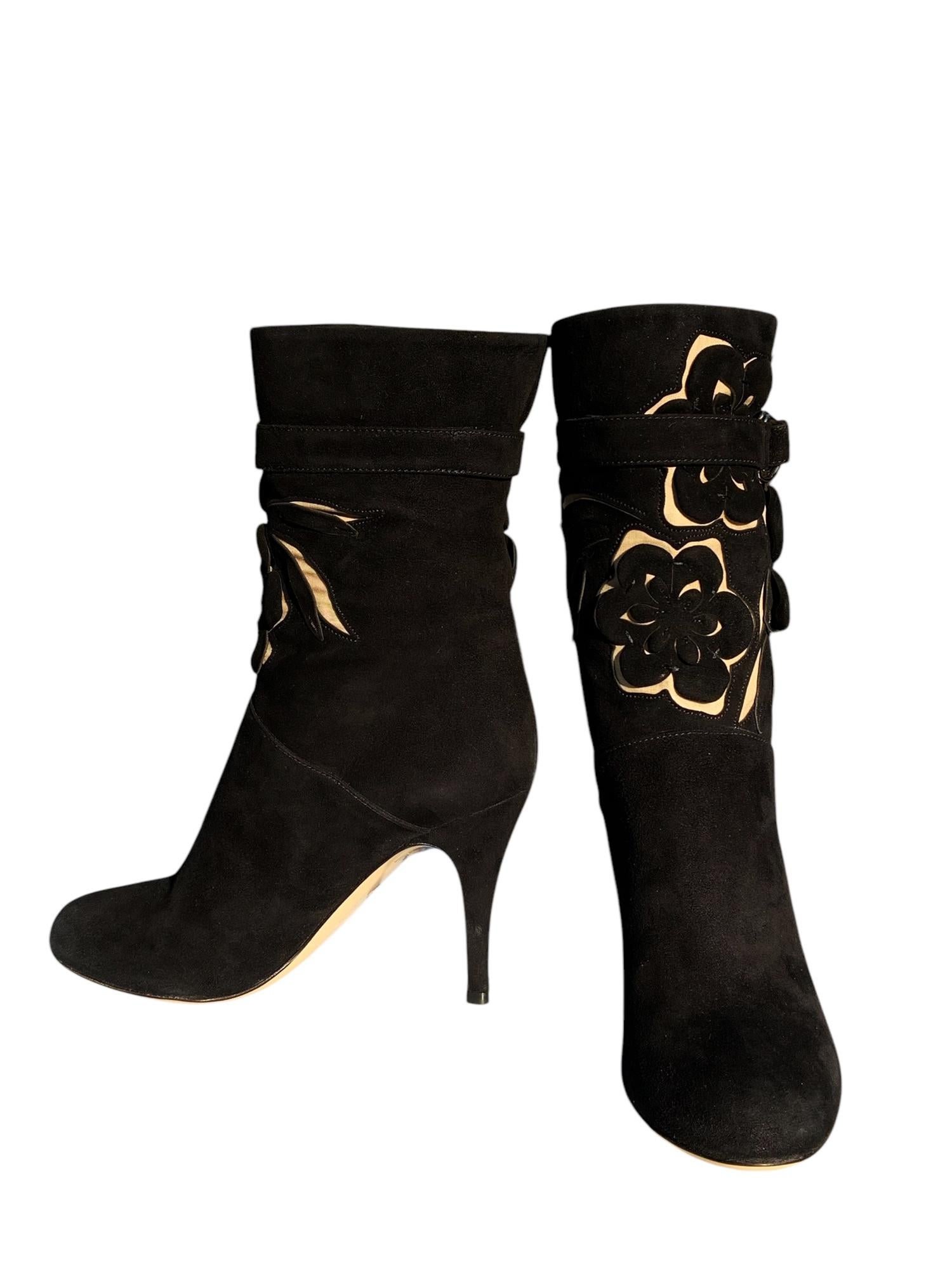 NWT Valentino Garavani Floral Cut Out Suede Leder Heel Stiefel Schwarz 36.5 US 6.5 im Zustand „Neu“ im Angebot in Montgomery, TX
