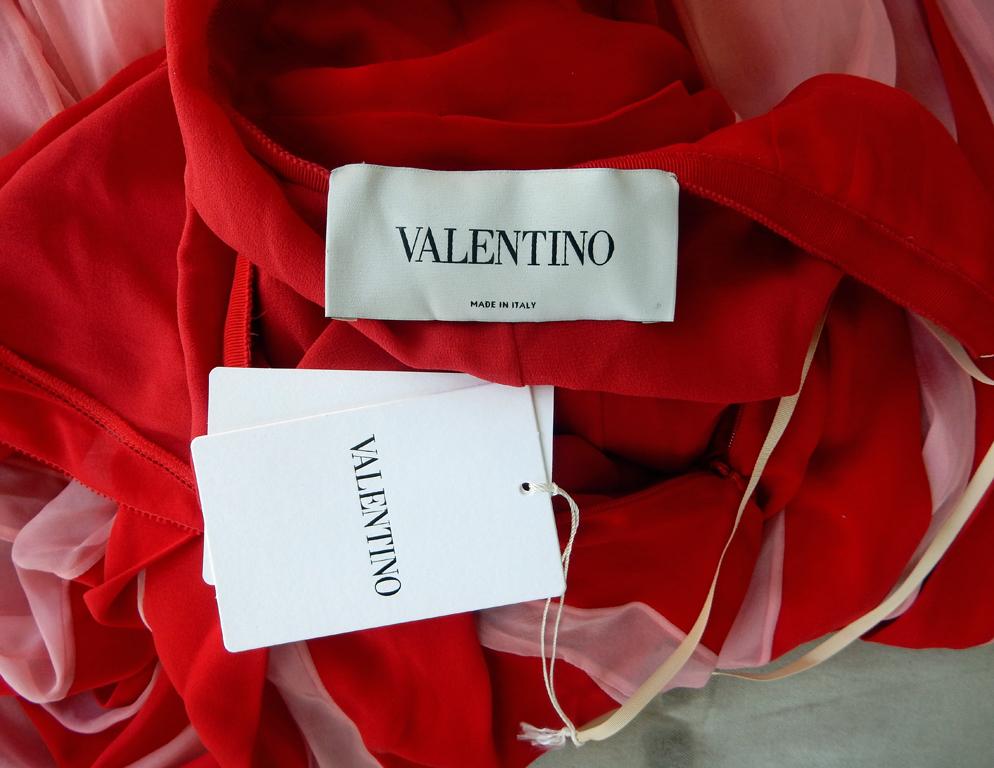 Valentino - Robe de soirée rouge et rose rouge, portée lors d'un défilé et sur une couverture de magazine, neuve avec étiquette 1