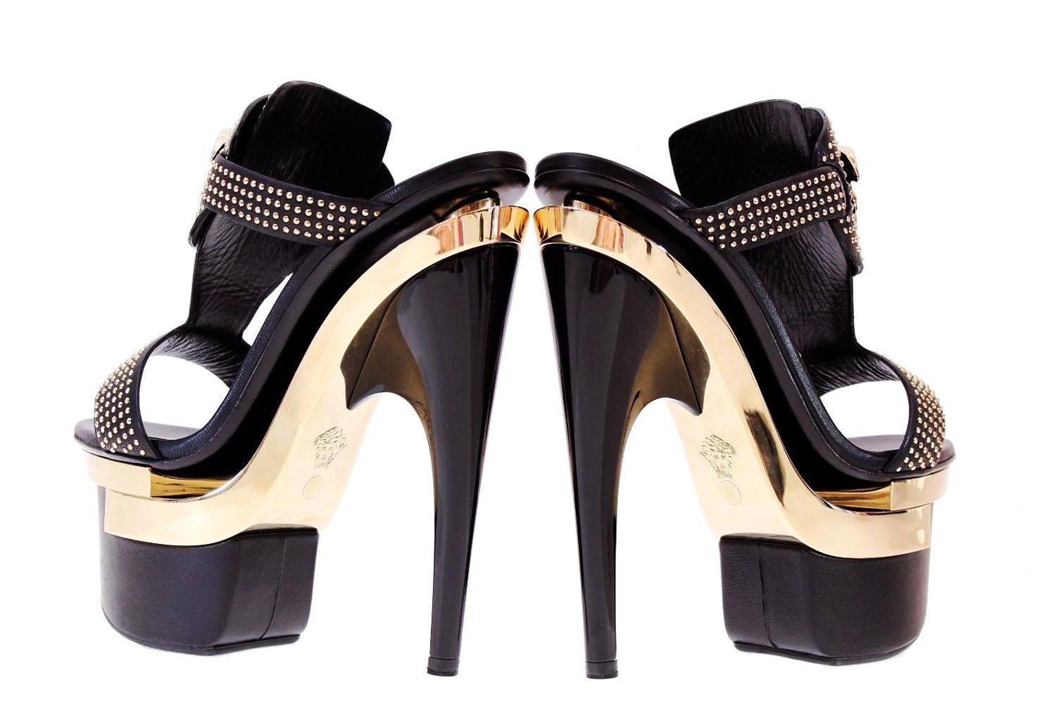 &New Versace Dreifach-Plattform Nieten-Sandalen Schuhe
Italienische Größe - 40 ( US 10)
Schwarze Ledersandalen mit goldfarbener Medusa und Metallnieten. 
Absatzhöhe - 7 Zoll ( 18 CM ) , Plateau aus goldfarbenem Metall und schwarzem Leder - 3 Zoll (