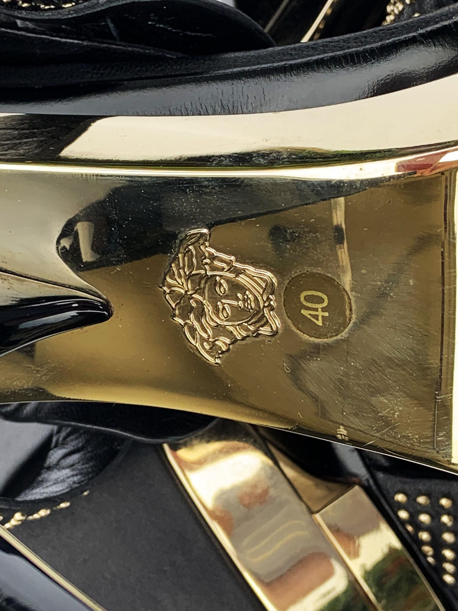 NEU Versace Schwarz Gold Nieten 3 - X Plateau Sandalen Schuhe Italienisch 40 - US 10 Damen im Angebot
