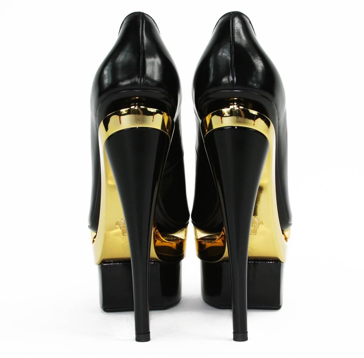 NWT Versace Negro Oro Triple Plataforma Cuero Bombas Cielo Zapatos Tacón Alto It 39 en venta 1