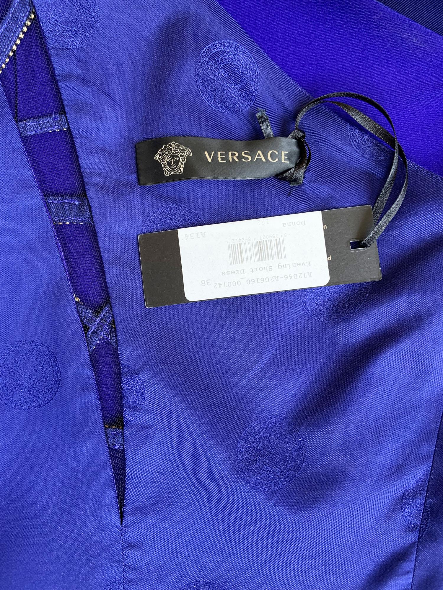 Versace mini-robe bleue ornée de cristaux Swarovski et découpes, 38 US 4, neuve avec étiquette en vente 6