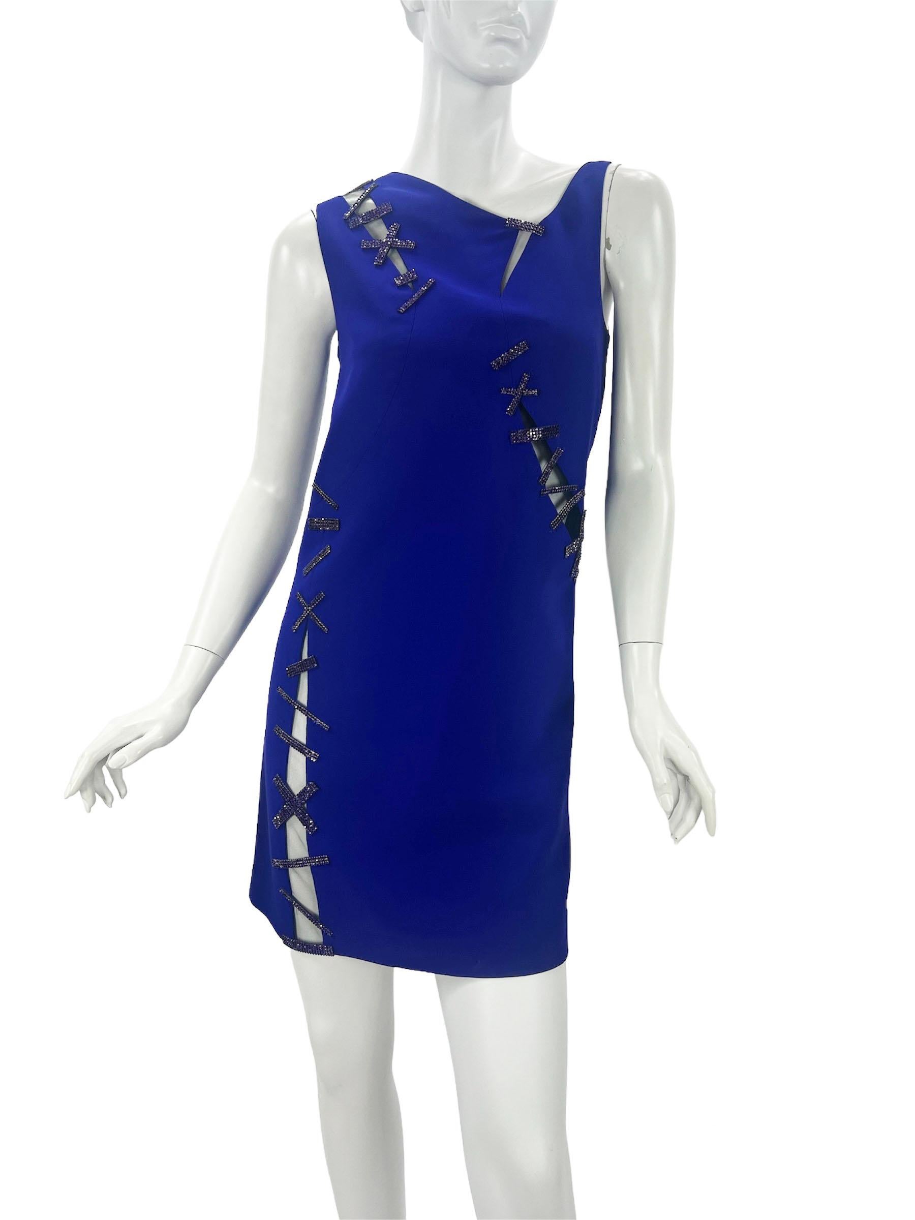 Une mini robe de cocktail glamour de VERSACE
Taille italienne 38 - US 4
Des cristaux Swarovski mauves scintillants rehaussent les coutures des découpes bordées de maille.
La silhouette élégante du Shift est fendue pour révéler des tranches de