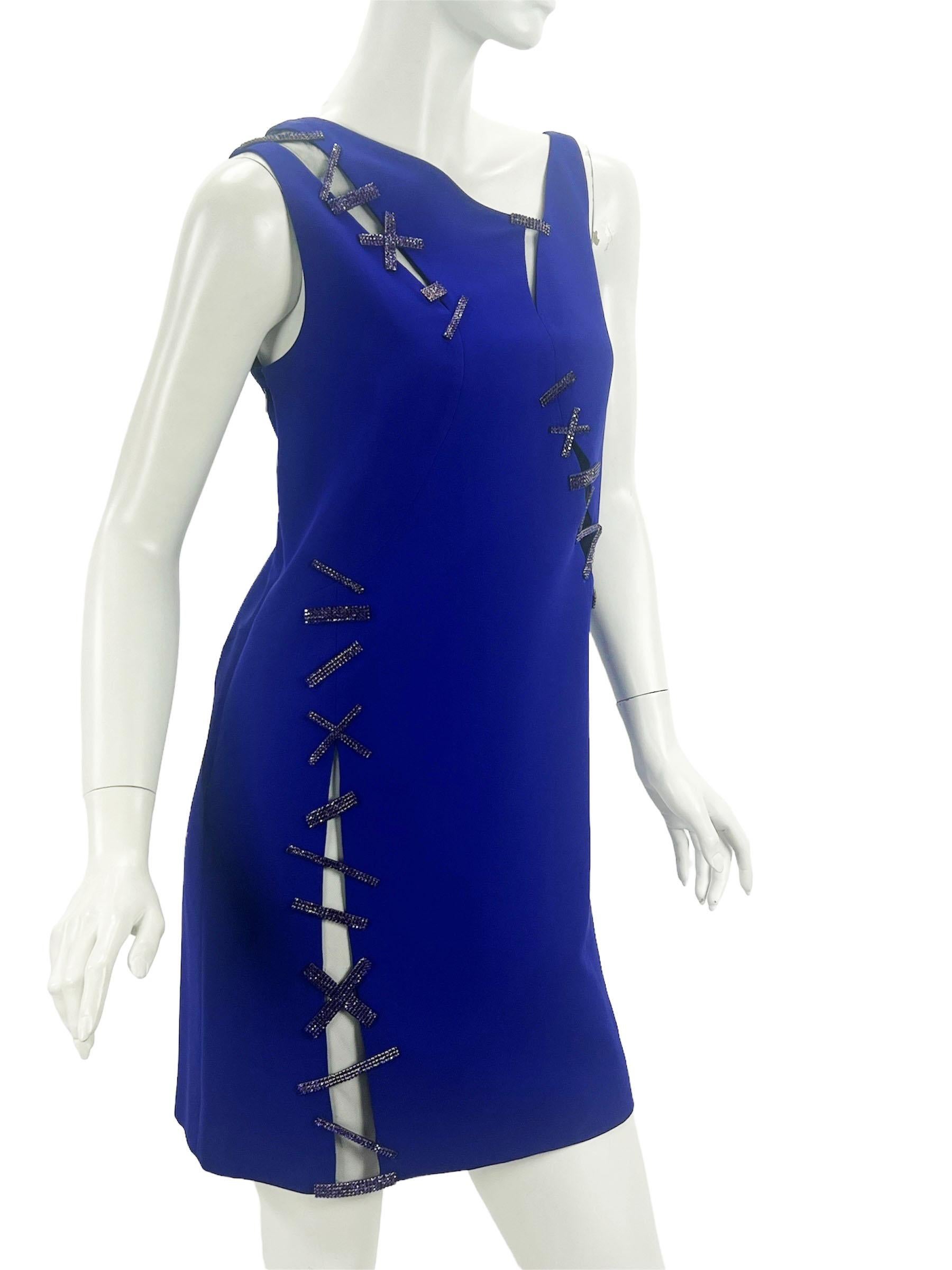 Bleu Versace mini-robe bleue ornée de cristaux Swarovski et découpes, 38 US 4, neuve avec étiquette en vente