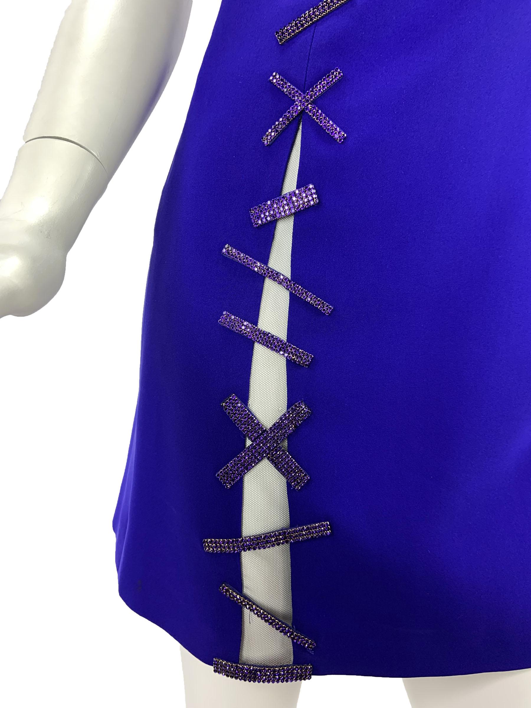 Versace mini-robe bleue ornée de cristaux Swarovski et découpes, 38 US 4, neuve avec étiquette en vente 2