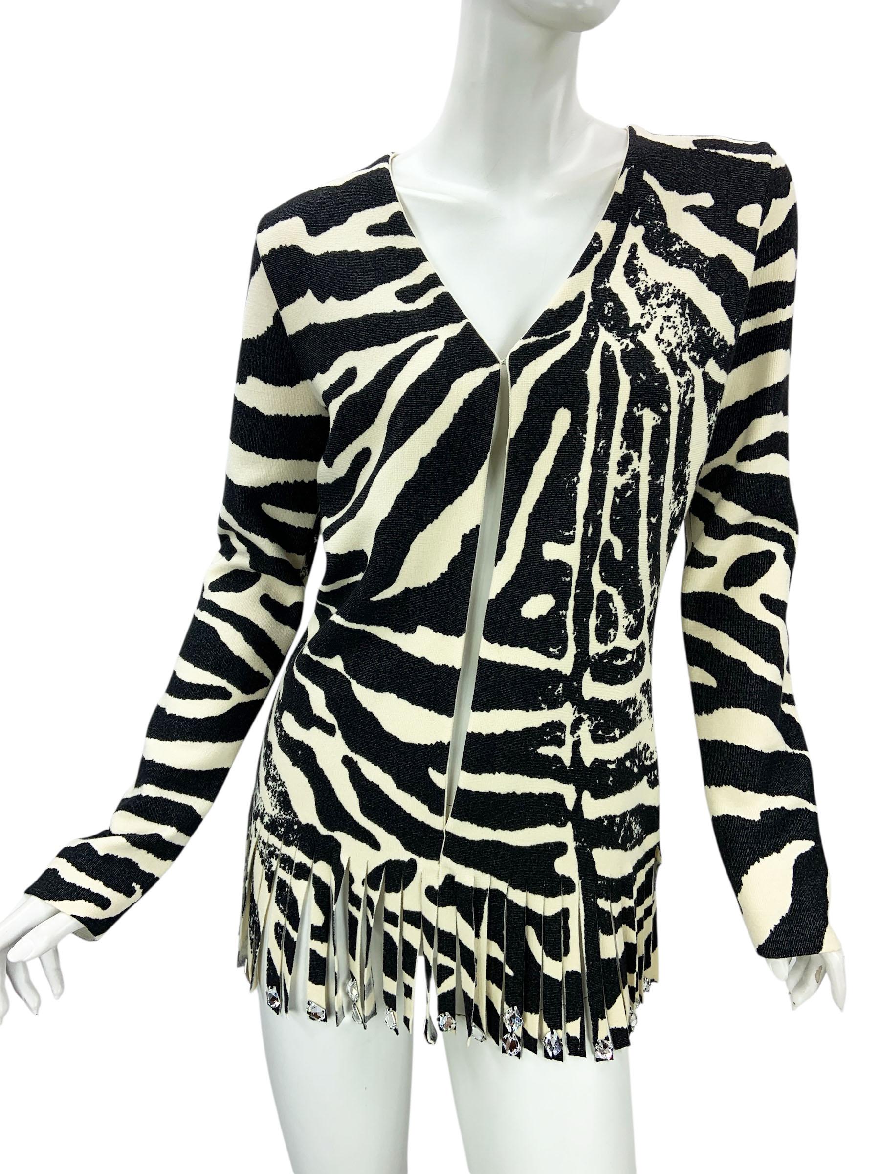 Issu de la collection automne/hiver 2010 de Blumarine, ce cardigan à l'imprimé zébré saisissant reflète l'équilibre entre le glamour ludique et l'avant-garde de la haute couture, caractéristique de la marque. Confectionné en laine de qualité, ce