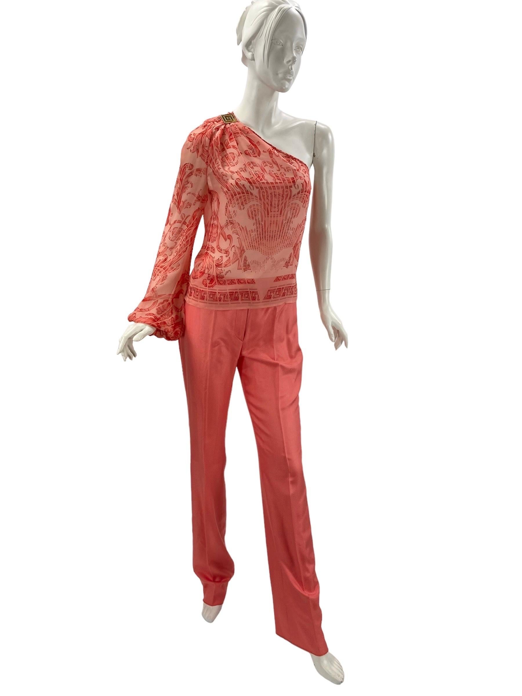 Vintage Gianni Versace Couture Pink Silk 3pc Pant Suit - Black Label.
Set includes - Pants, Halter Vest, Top.
Italian size 42 - US 6/8
100% Silk, Pink Color.
Pants: Waist - 30.5 inches, Hips - 36/38