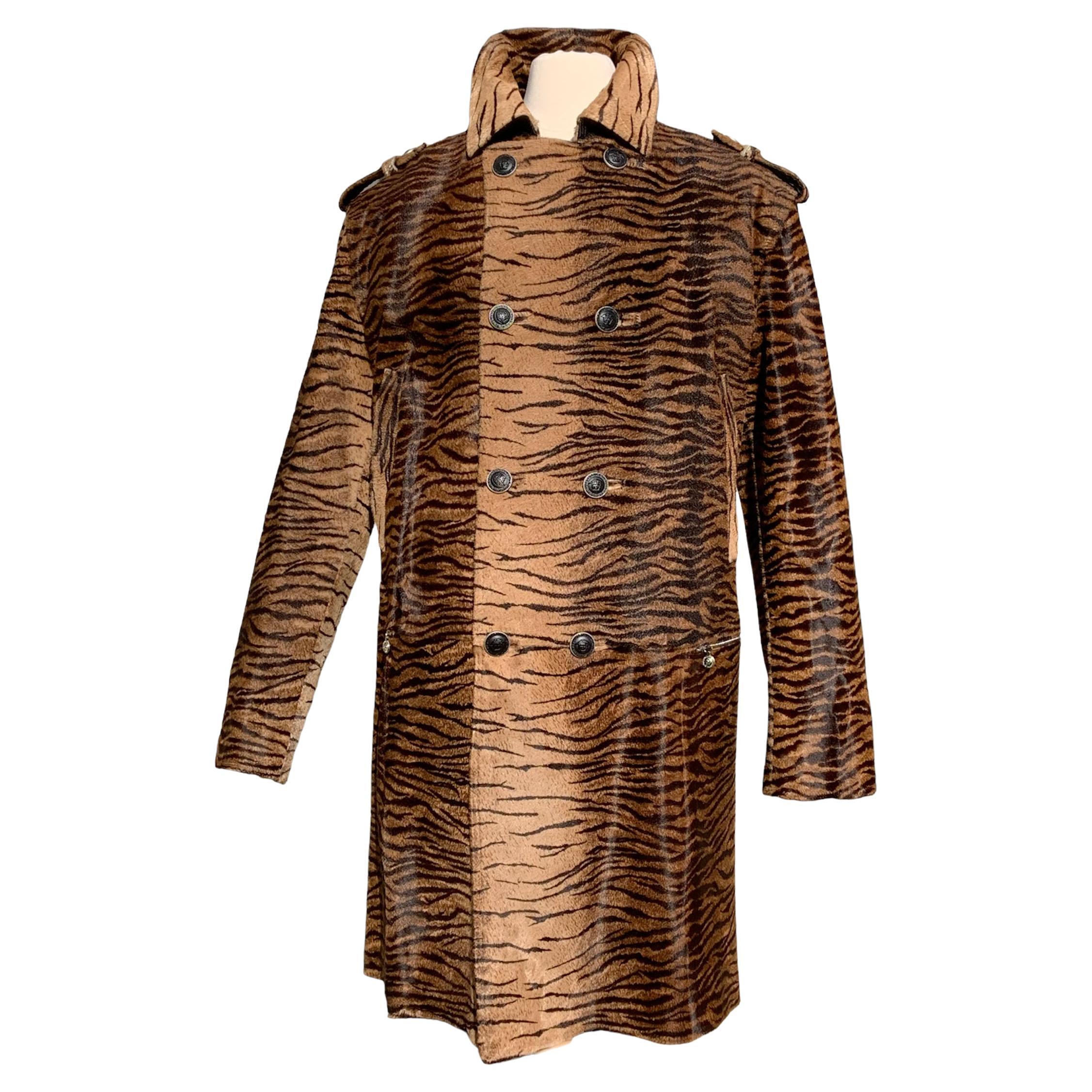 Manteau italien vintage Gianni Versace en cuir et fourrure à imprimé zébré, neuf avec étiquettes, taille 56  US 46