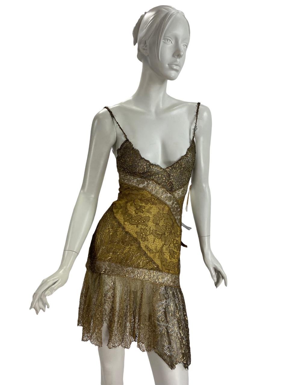 VERSACE ATELIER Runway Gold Lace Mini Dress
F/W 2002 Collection
Italian size 42 - US 6
Silk Gold Metallic Floral Lace Mini Dress, Front and Back Slit, Fully Lined, Side Zip Closure.
Measurements: Length - 35 inches max., Bust - 34