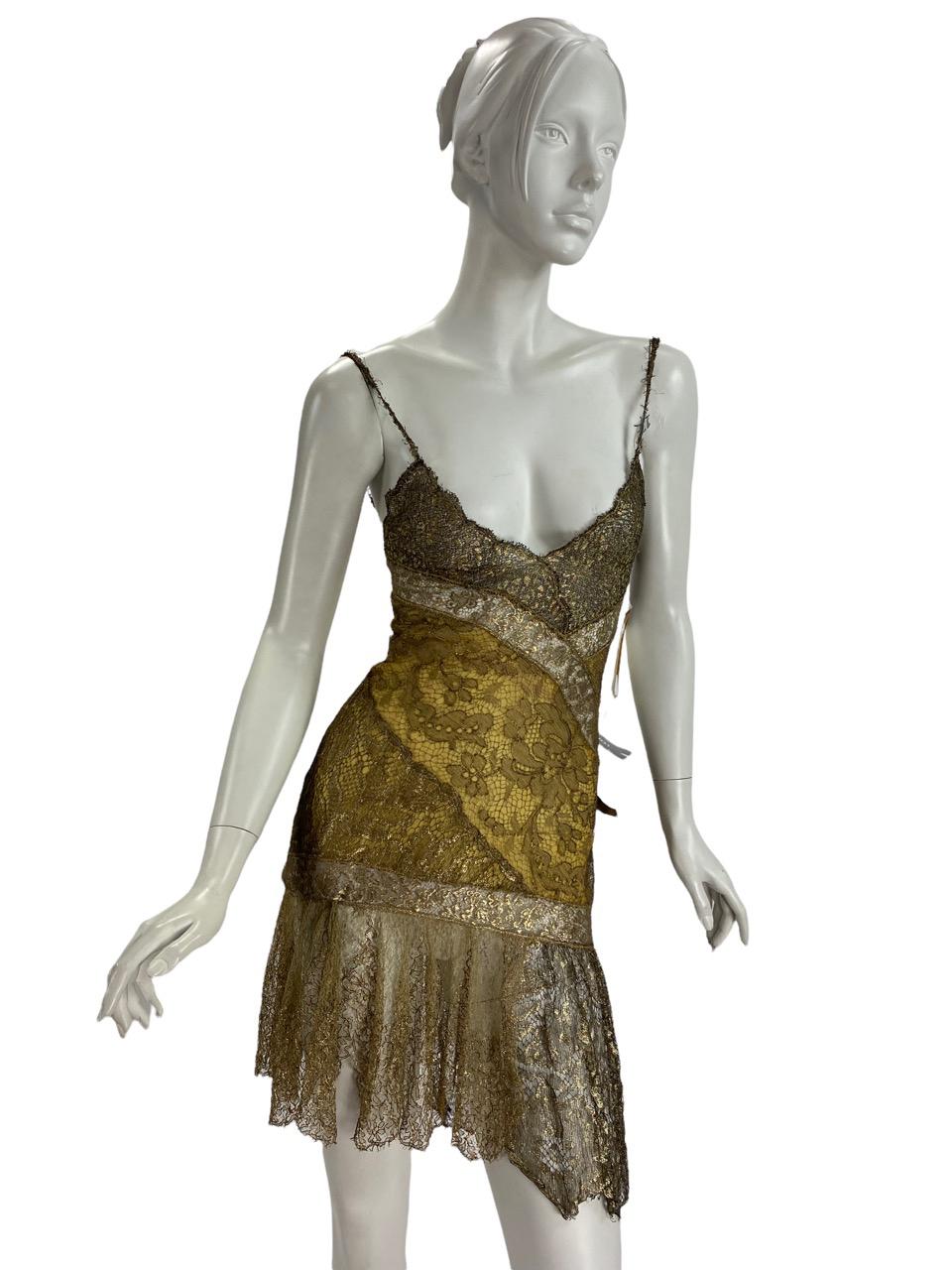 VERSACE ATELIER Runway Gold Lace Mini Dress
F/W 2002 Collection
Italian size 42 - US 6
Silk Gold Metallic Floral Lace Mini Dress, Front and Back Slit, Fully Lined, Side Zip Closure.
Measurements: Length - 35 inches max., Bust - 30