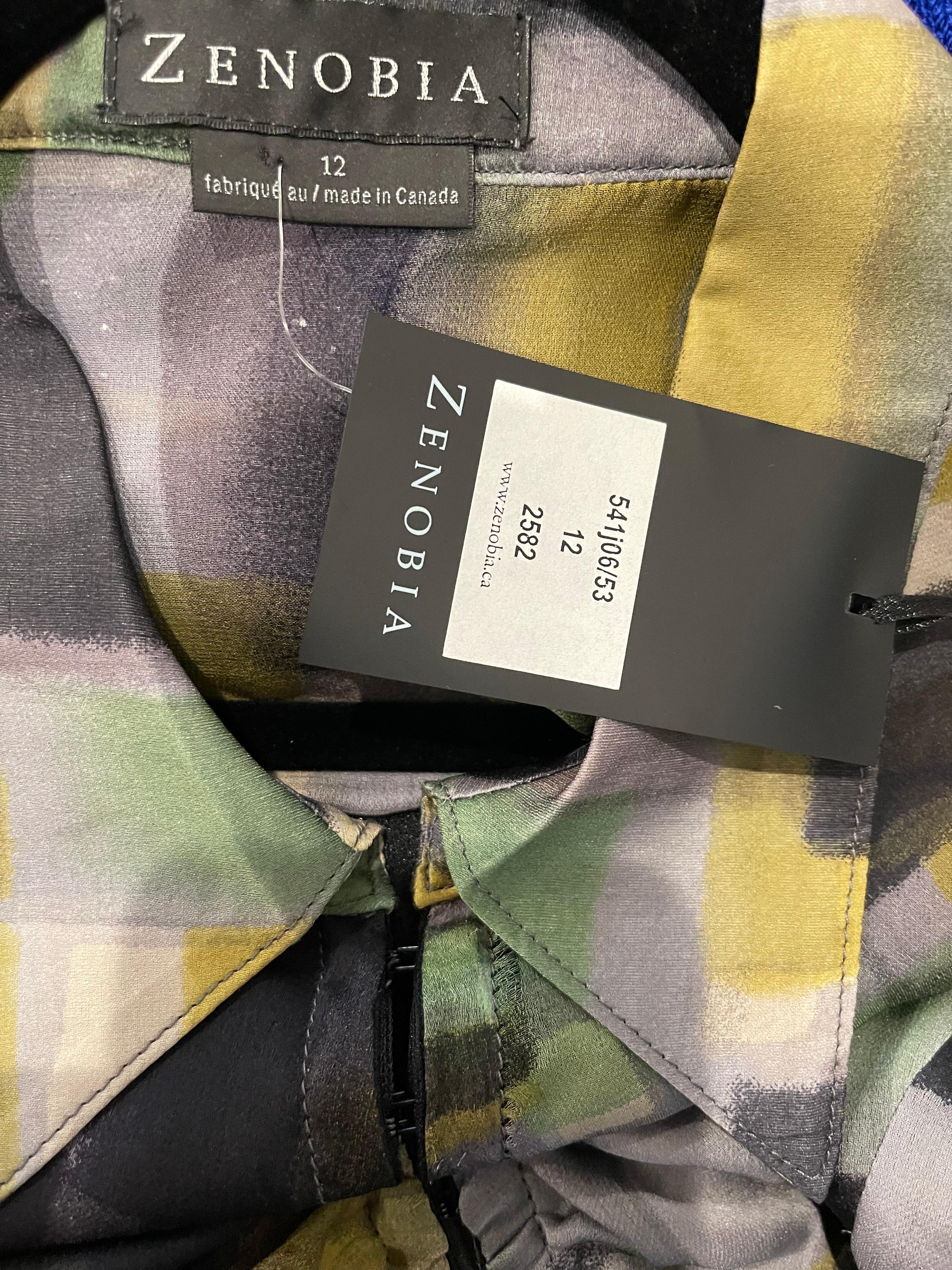Schöne brandneue frühe 2000er Jahre Y2K ZENOBIA Seide Chiffon schiere Bluse ! Kräftige Farben in Grün, Gelb, Grau, Schwarz und Weiß. Haken- und Ösenverschlüsse auf der gesamten Vorderseite und an den Ärmelbündchen. Schmeichelnde Rüschendetails auf