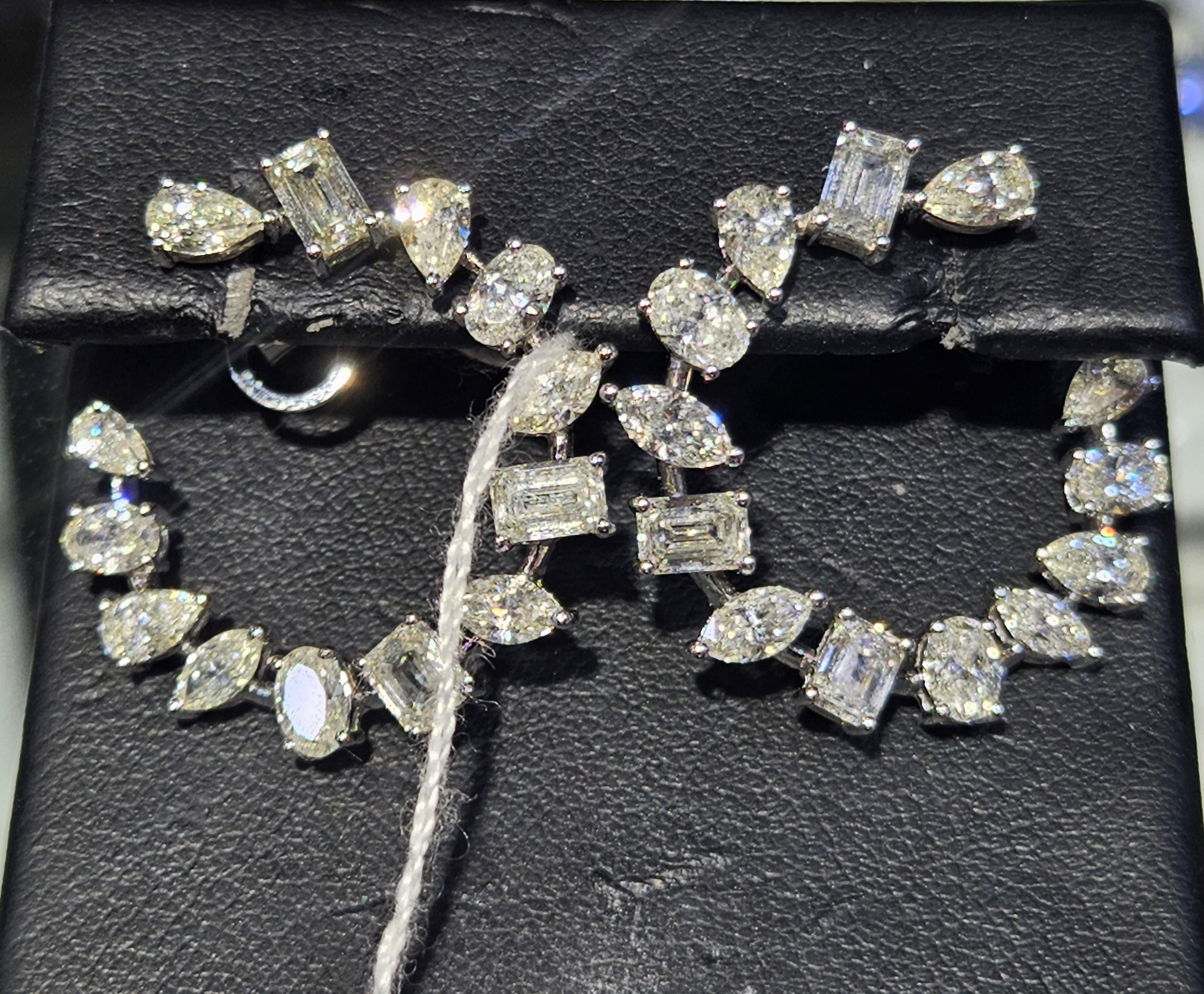 L'article suivant est un Rare Important Radiant 18KT Gold Large Rare Fancy Gorgeous Glittering Fancy Diamond Hoop Earrings. Les boucles d'oreilles sont composées d'un magnifique ensemble de diamants de formes assorties et scintillantes qui se