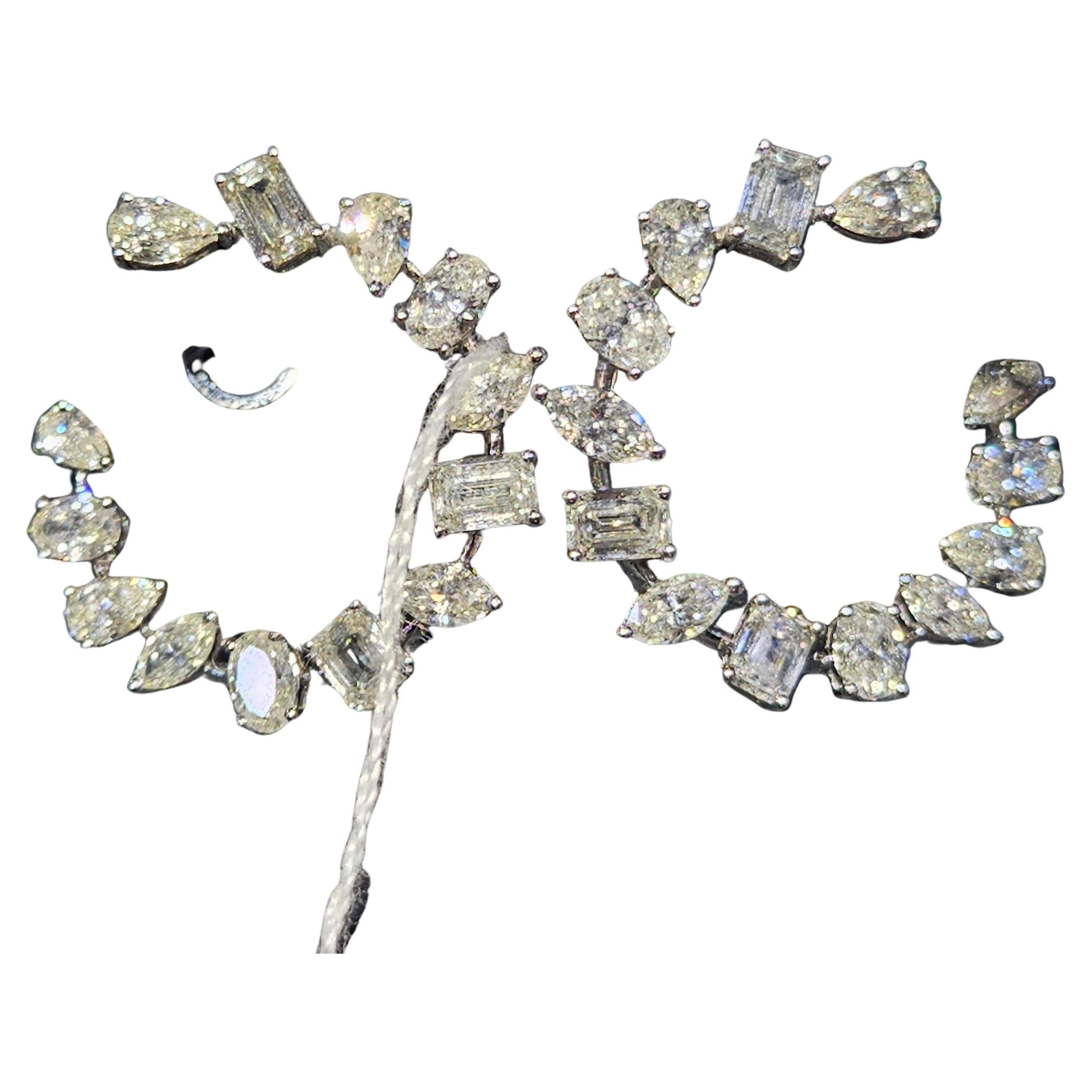 NWT$29,739 18KT Gold Fancy Gorgeous Glittering Diamond Circular C Hoop Earrings en vente