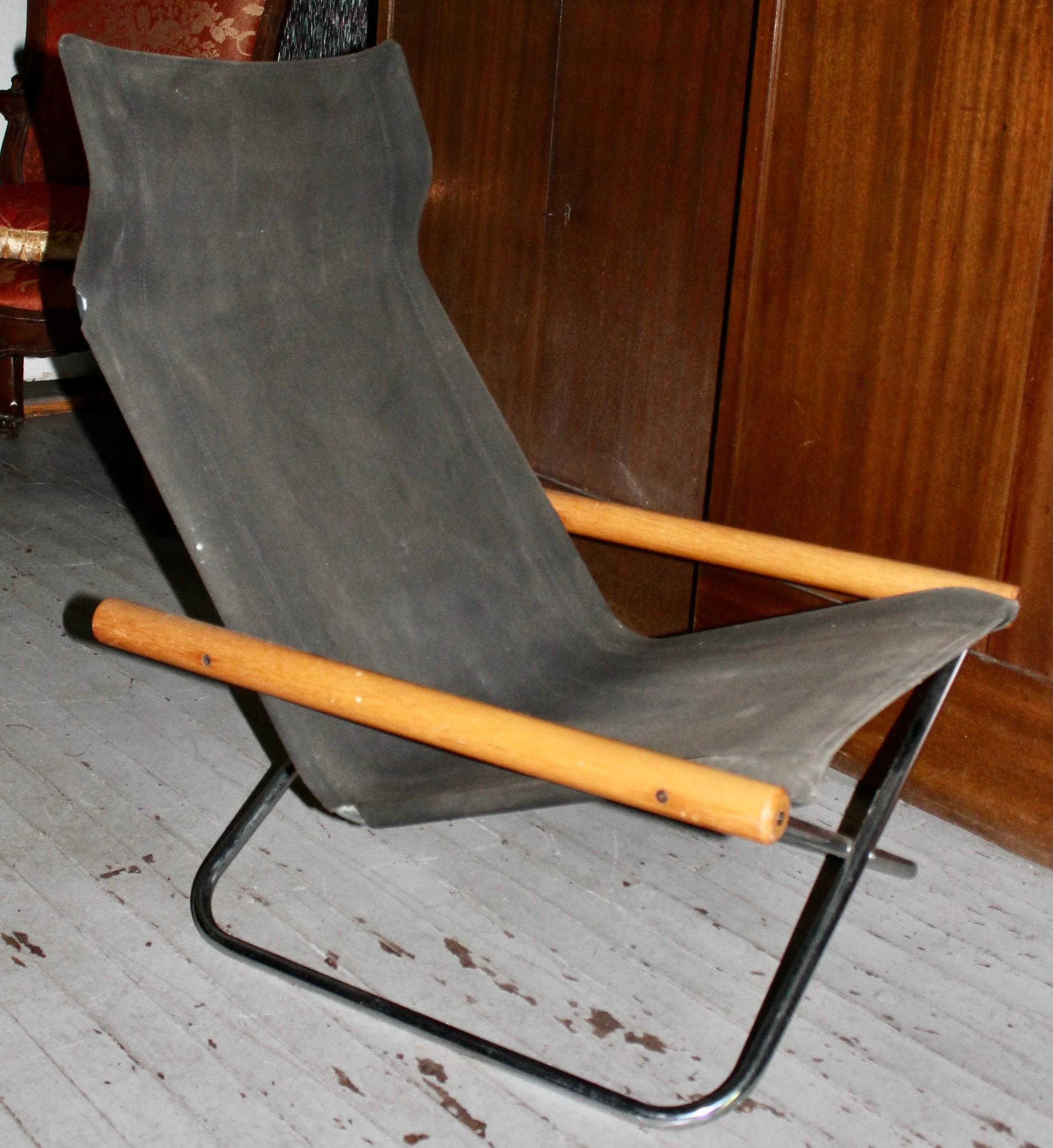 Klassiker des modernen japanischen Designs. Der Ny Chair ist ein stark konstruiertes
und leicht zu transportierender Klappstuhl, ideal für den Aufenthalt im Freien und im Haus.
