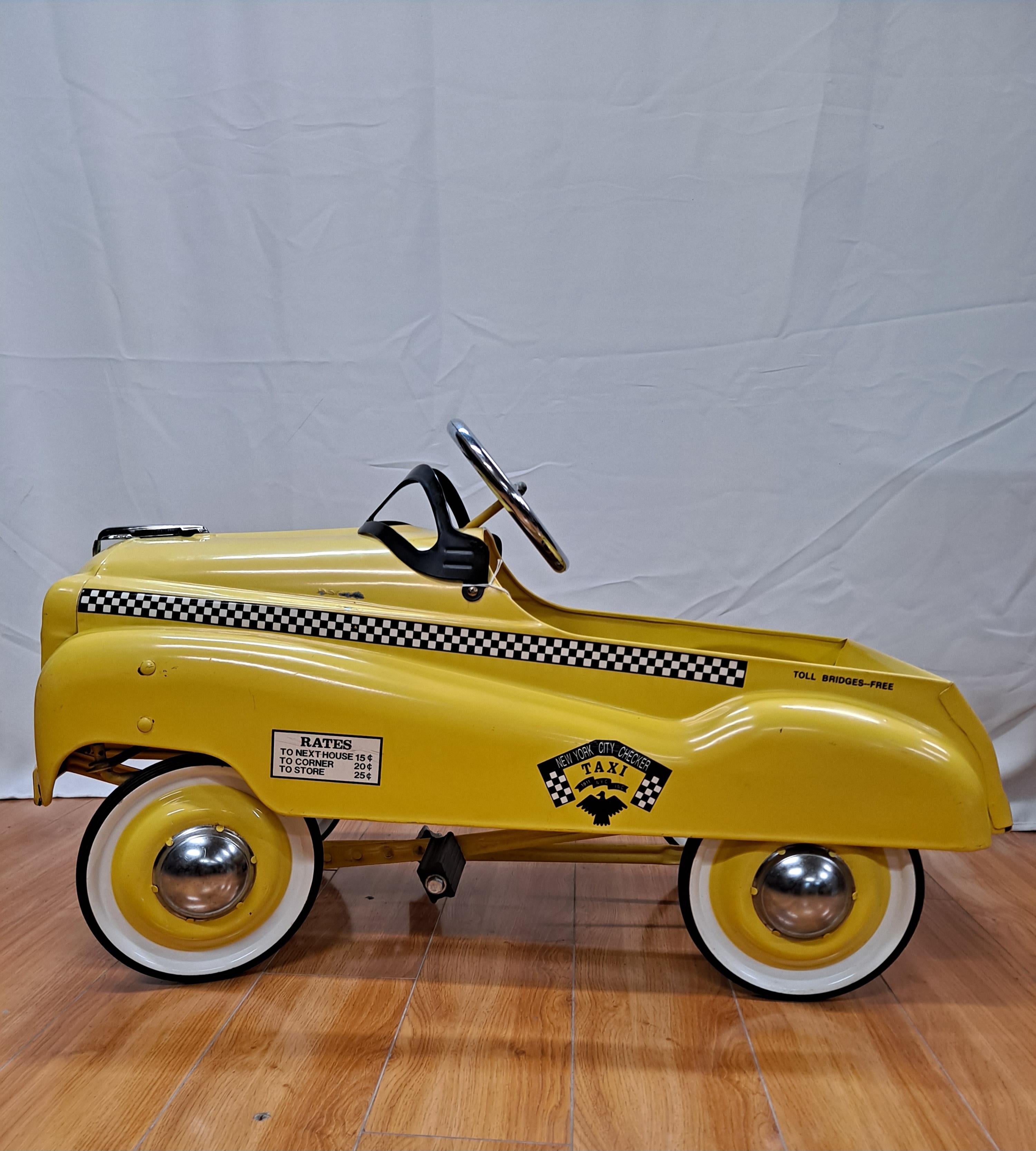 Voiture de taxi jaune de New York ~ Reproduction Bon état à San Francisco, CA