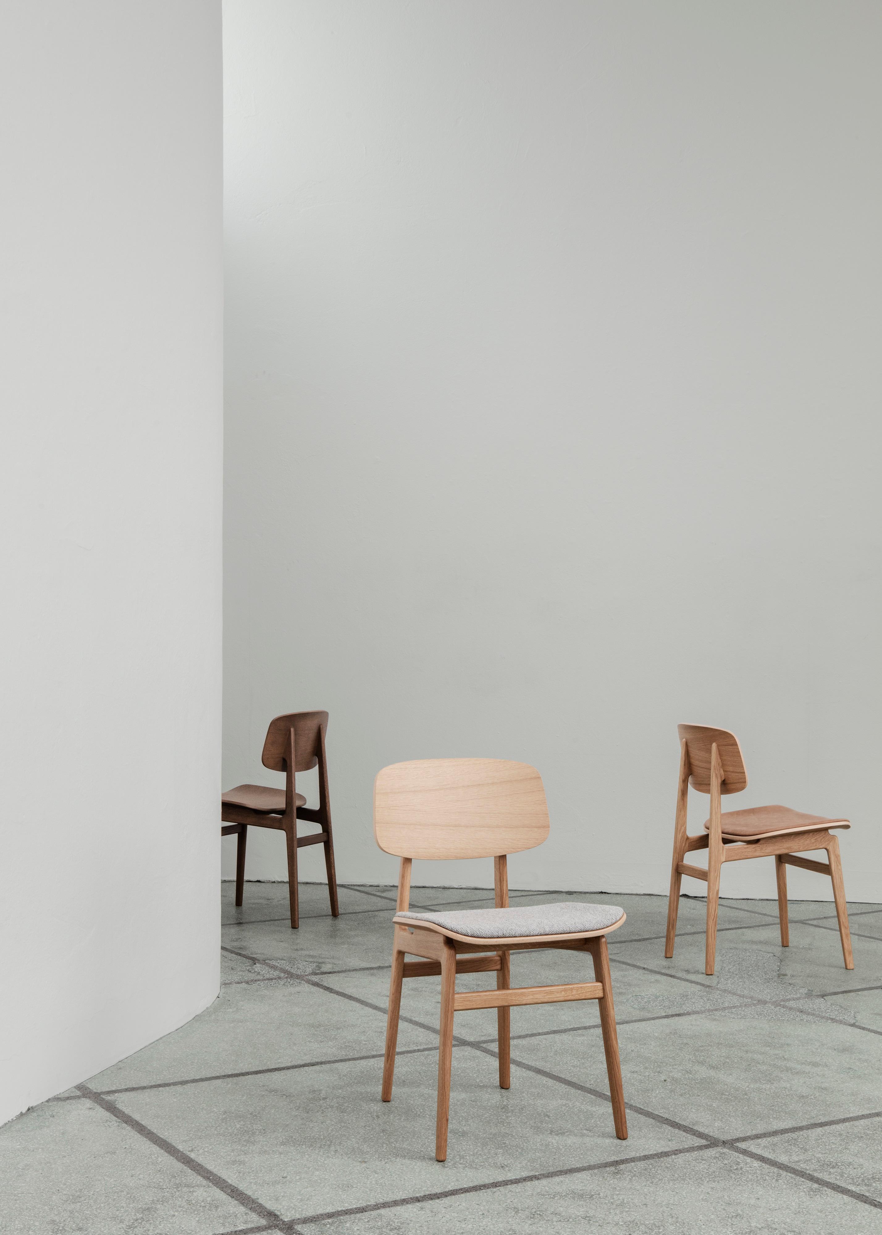 NY11 Chair by NORR11
Dimensions: D 52 x W 45,5 x H 78 cm. SH 45,5 cm / SH w. upholstery 46,5 cm.
Materials: Light smoked oak and leather.
Upholstery: Dunes Anthrazite 21003. 

Available in different oak finishes: Natural oak, light smoked oak, dark