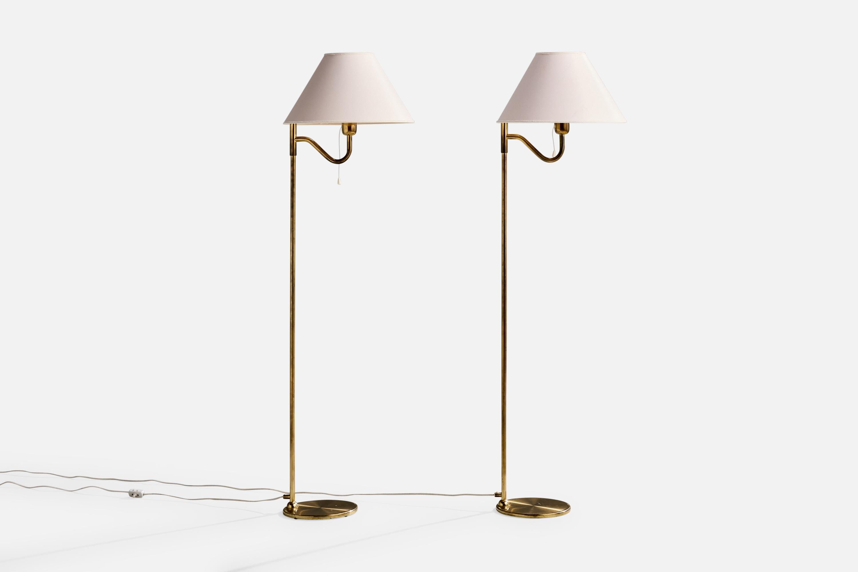 Ein Paar Stehlampen aus Messing und Stoff, hergestellt von Nya Öia, Schweden, ca. 1970er Jahre.

Abmessungen der Lampe mit Schirm (Zoll): 52.5 
