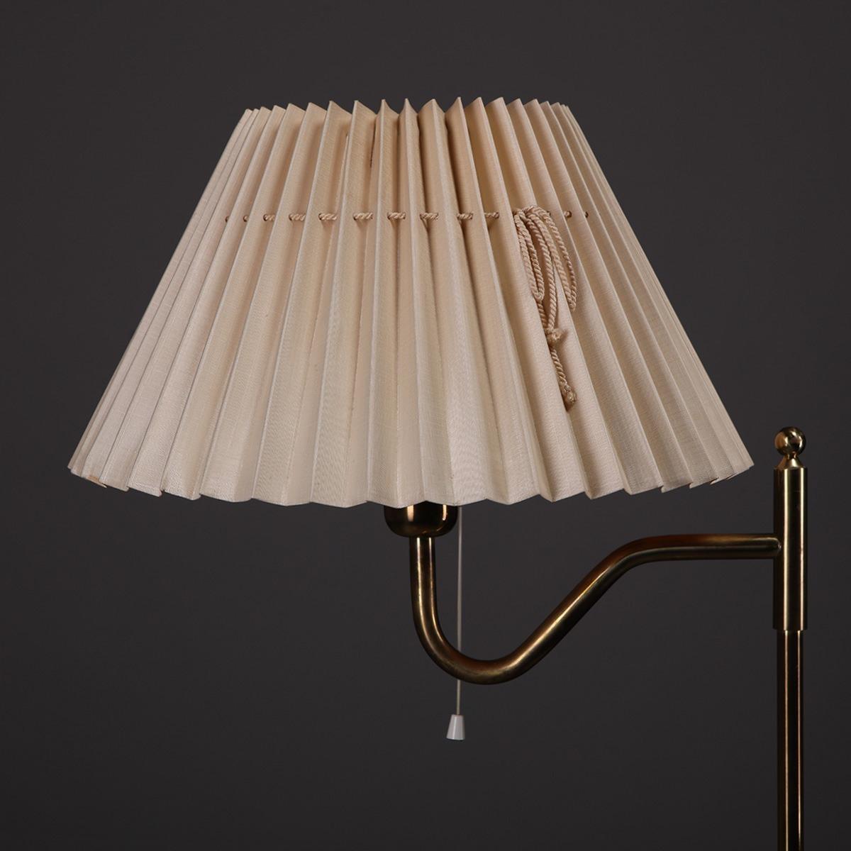 Scandinave moderne Paire de lampadaires en laiton Nya Öia, Suède, années 1970 en vente
