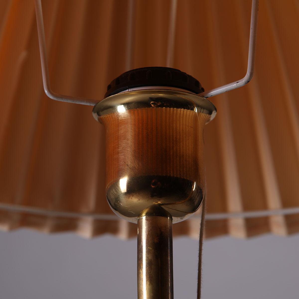 Suédois Paire de lampadaires en laiton Nya Öia, Suède, années 1970 en vente