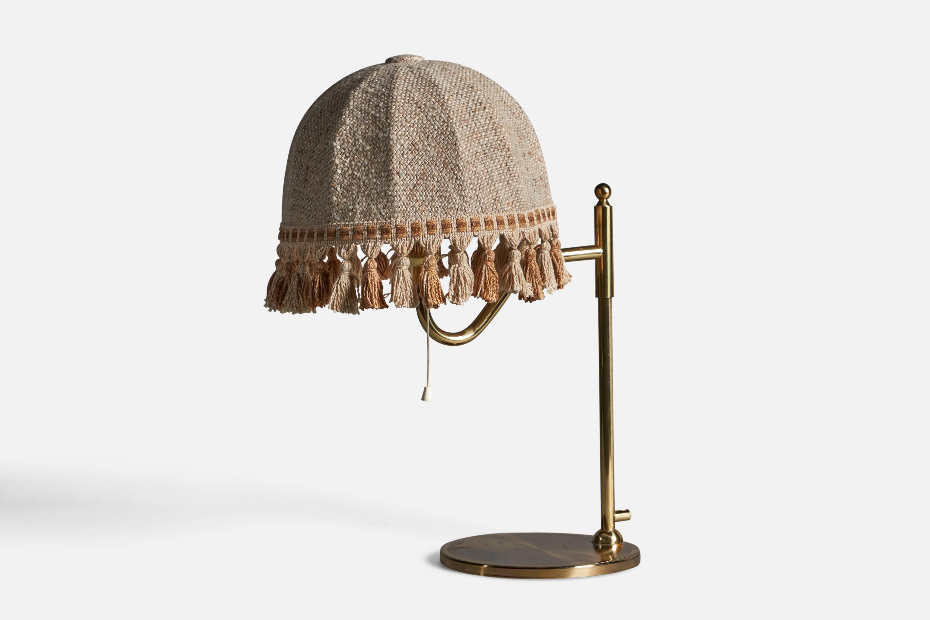 A brass and woven beige fabric table lamp, designed and produced by Nya Öia, Sweden, 1970s.

Overall Dimensions (inches): 22