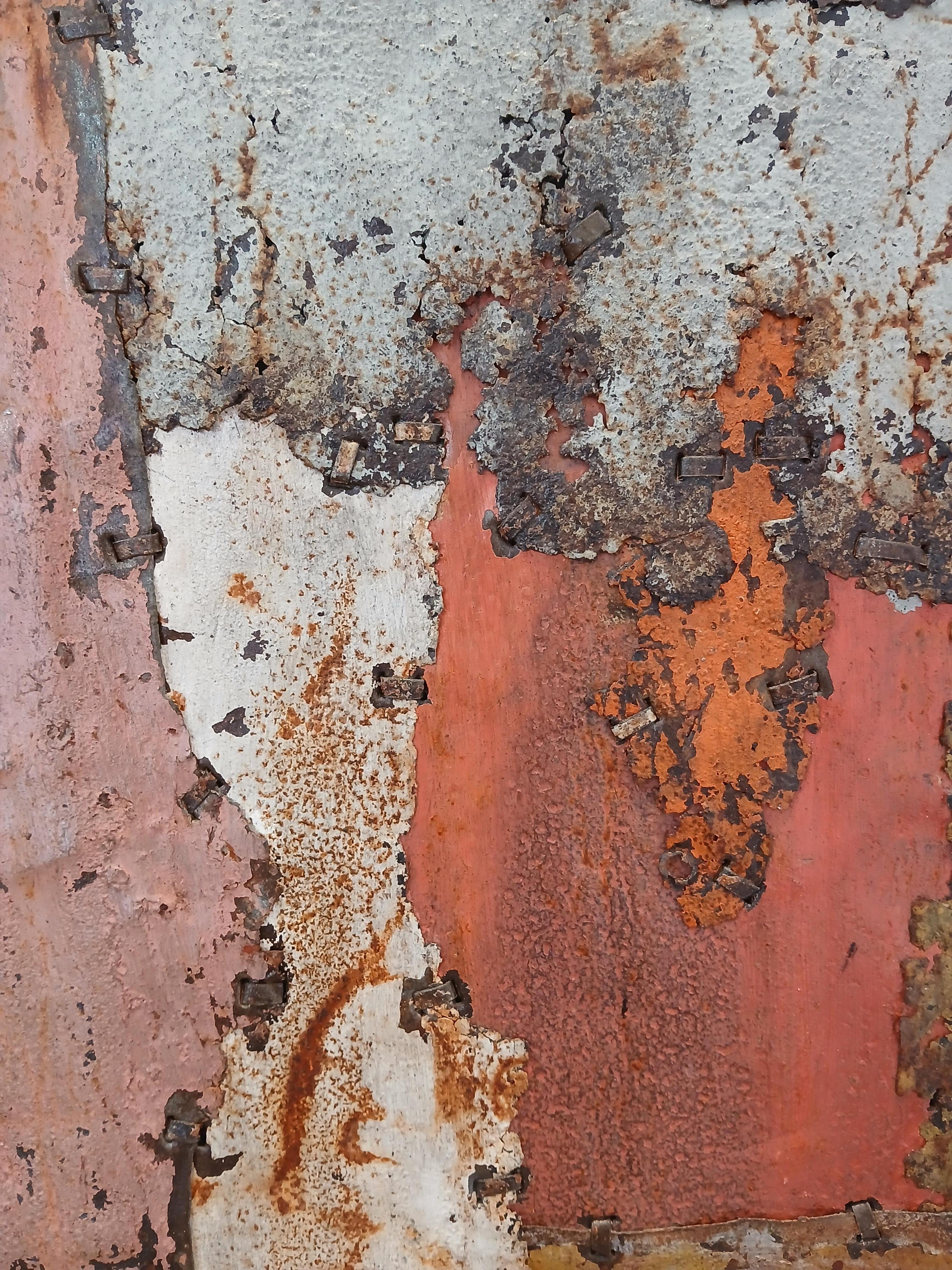 Composizione astratta colorata in metallo arrugginito 