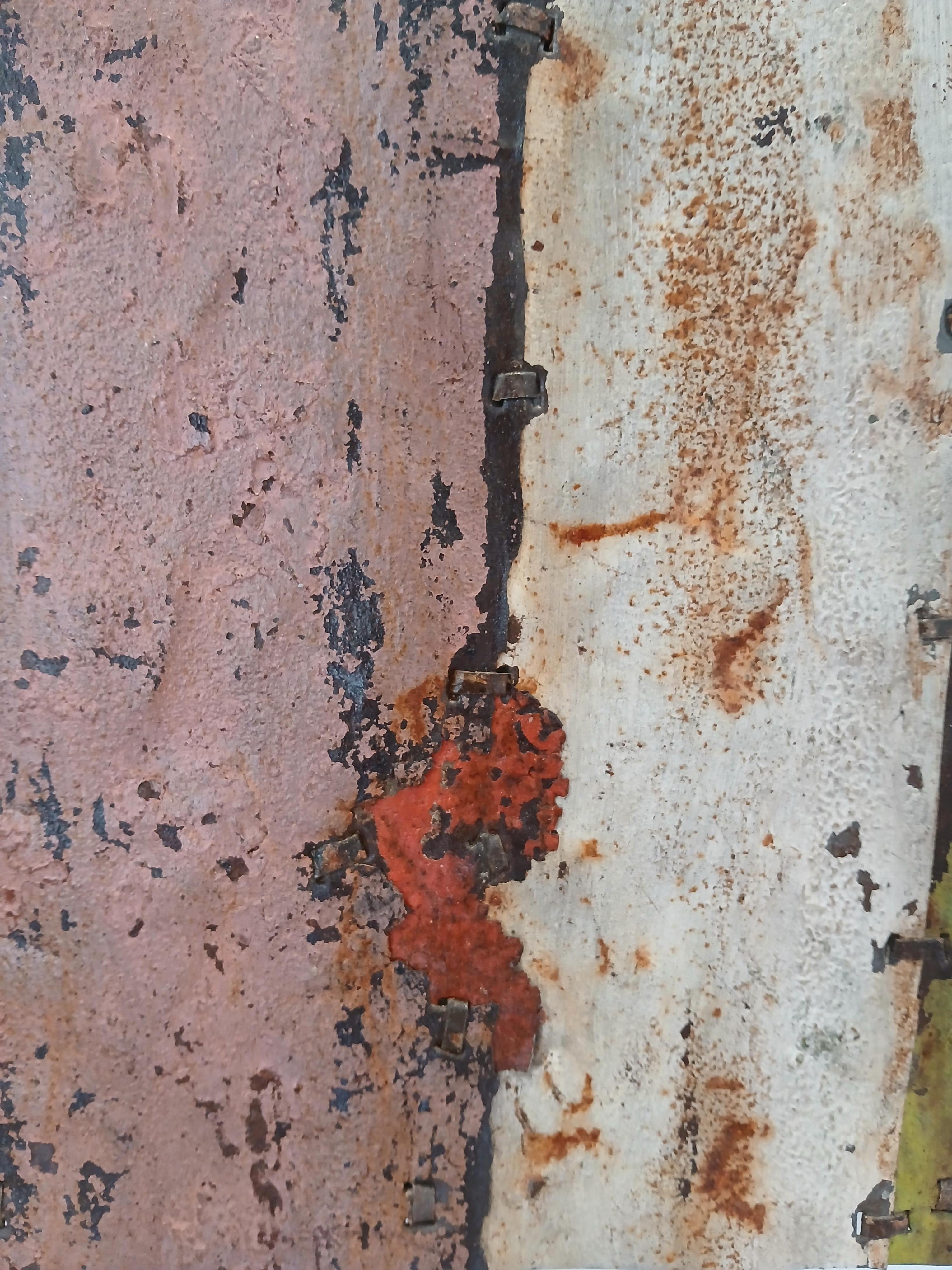 Composizione astratta colorata in metallo arrugginito 