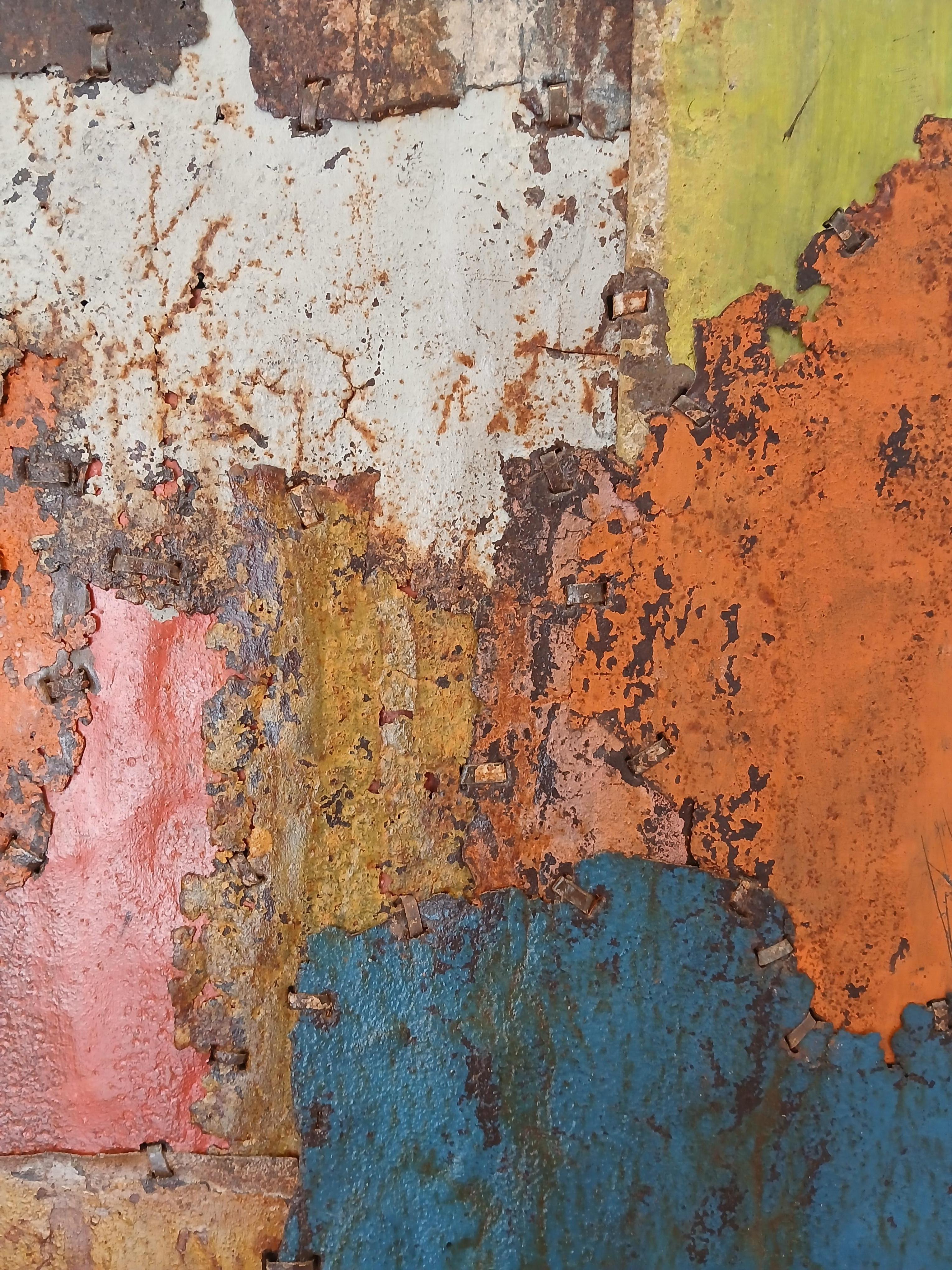 Composizione astratta colorata in metallo arrugginito 
