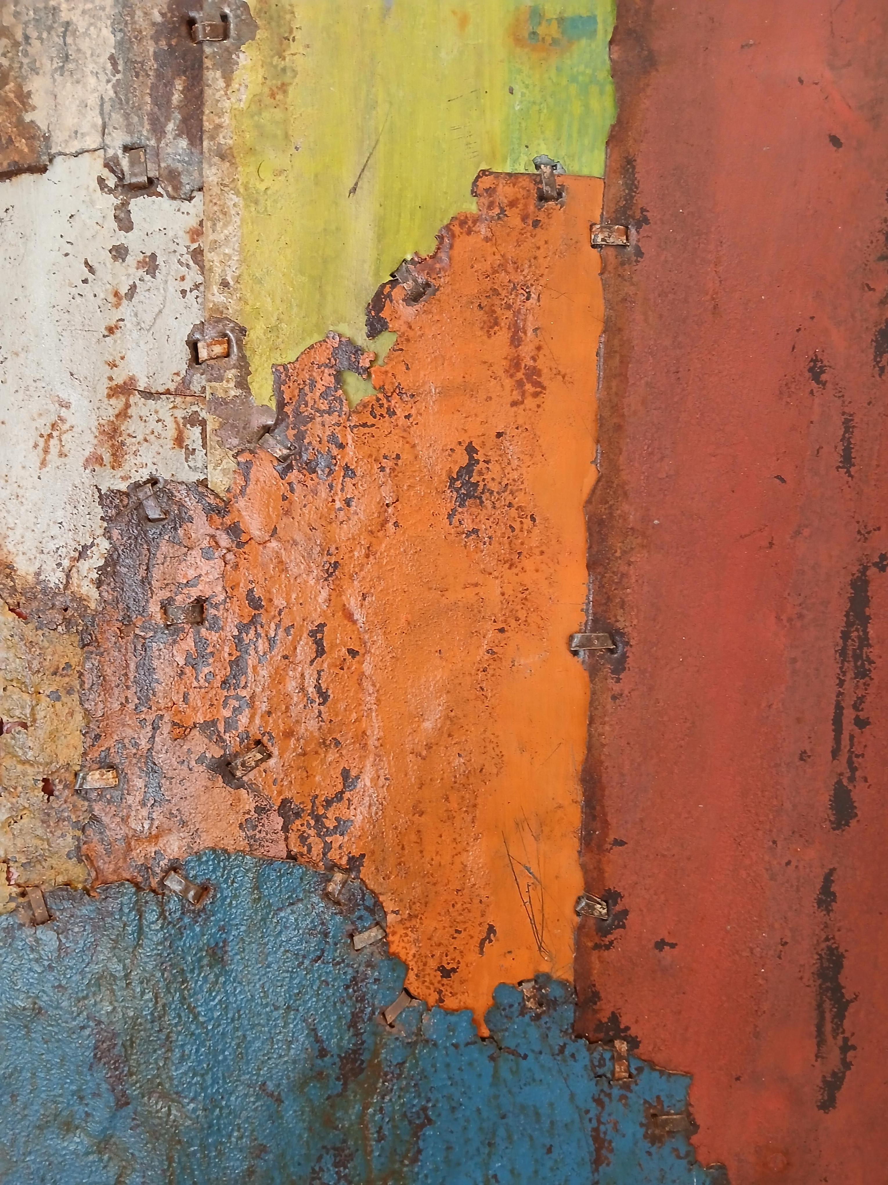 Composizione astratta colorata in metallo arrugginito 
