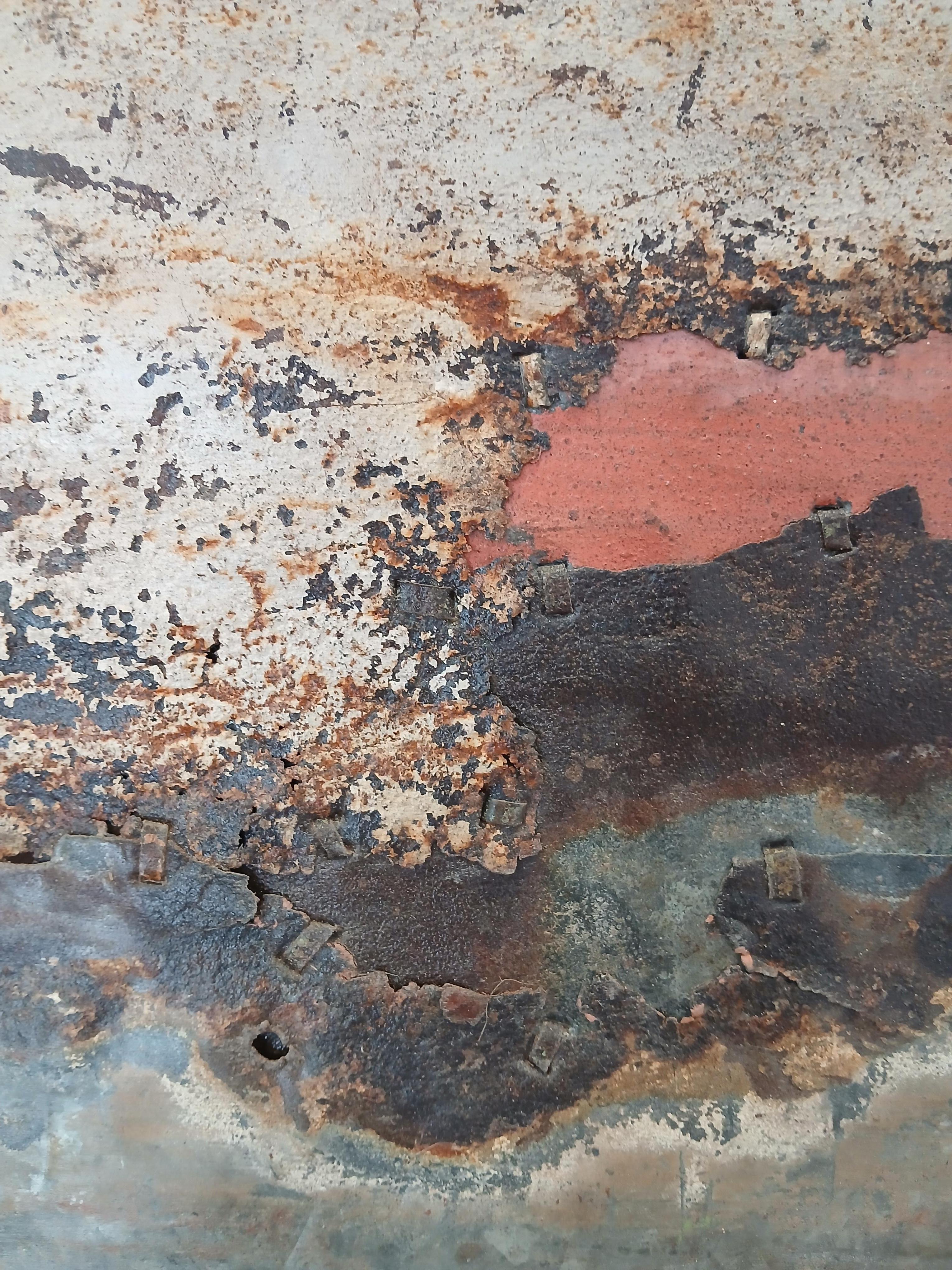 Nyasha Mashumba, der bei Mark Hilltout in die Lehre gegangen ist, hat sich nun eine Karriere als Künstler und Designer aufgebaut, wobei er das Medium und das Handwerk nutzt, das er in den Jahren der Zusammenarbeit mit Mark beherrscht hat. Seine