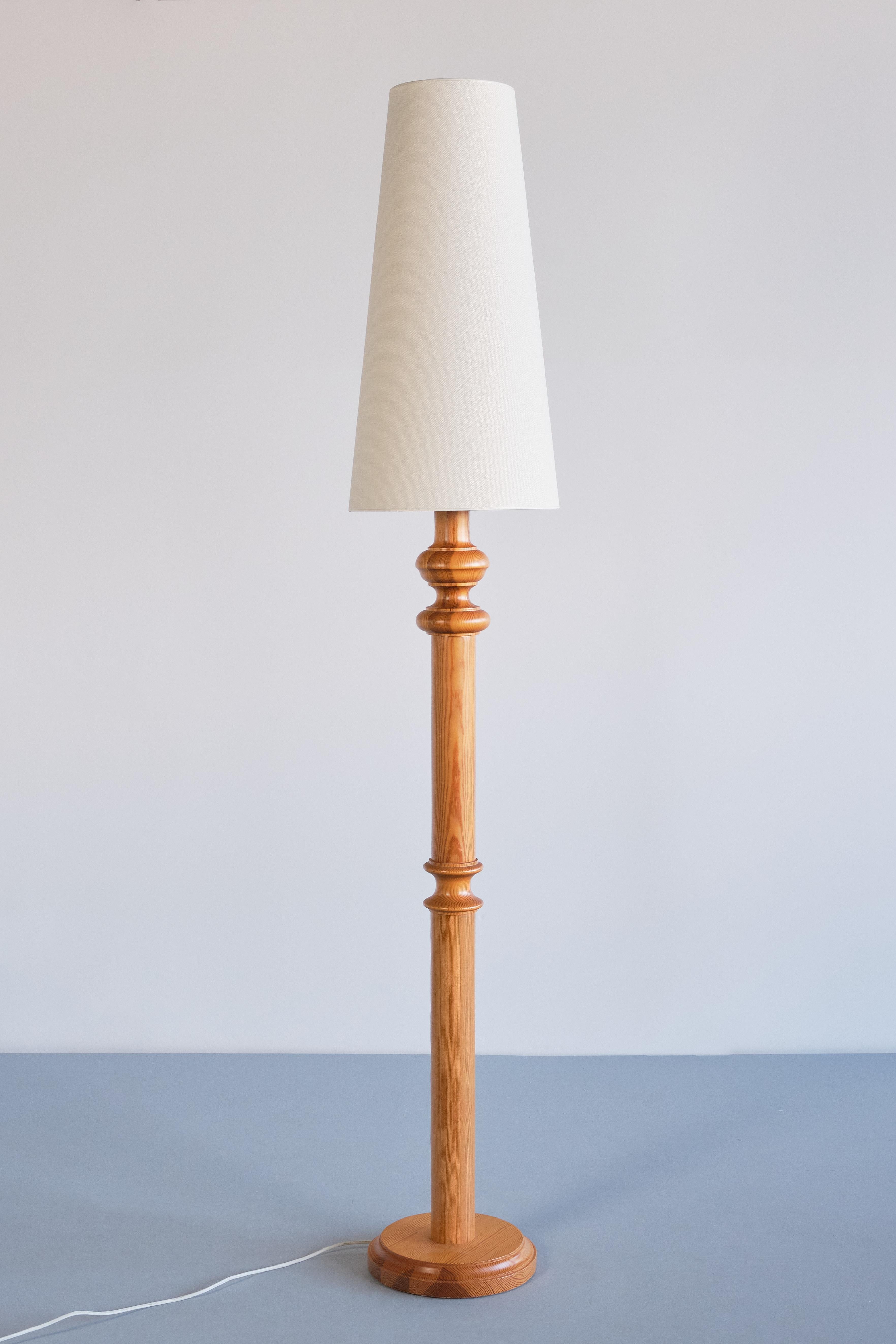Nybro Armaturfabric Tall Floor Lamp in Solid Pine Wood, Sweden, 1960s For Sale 5