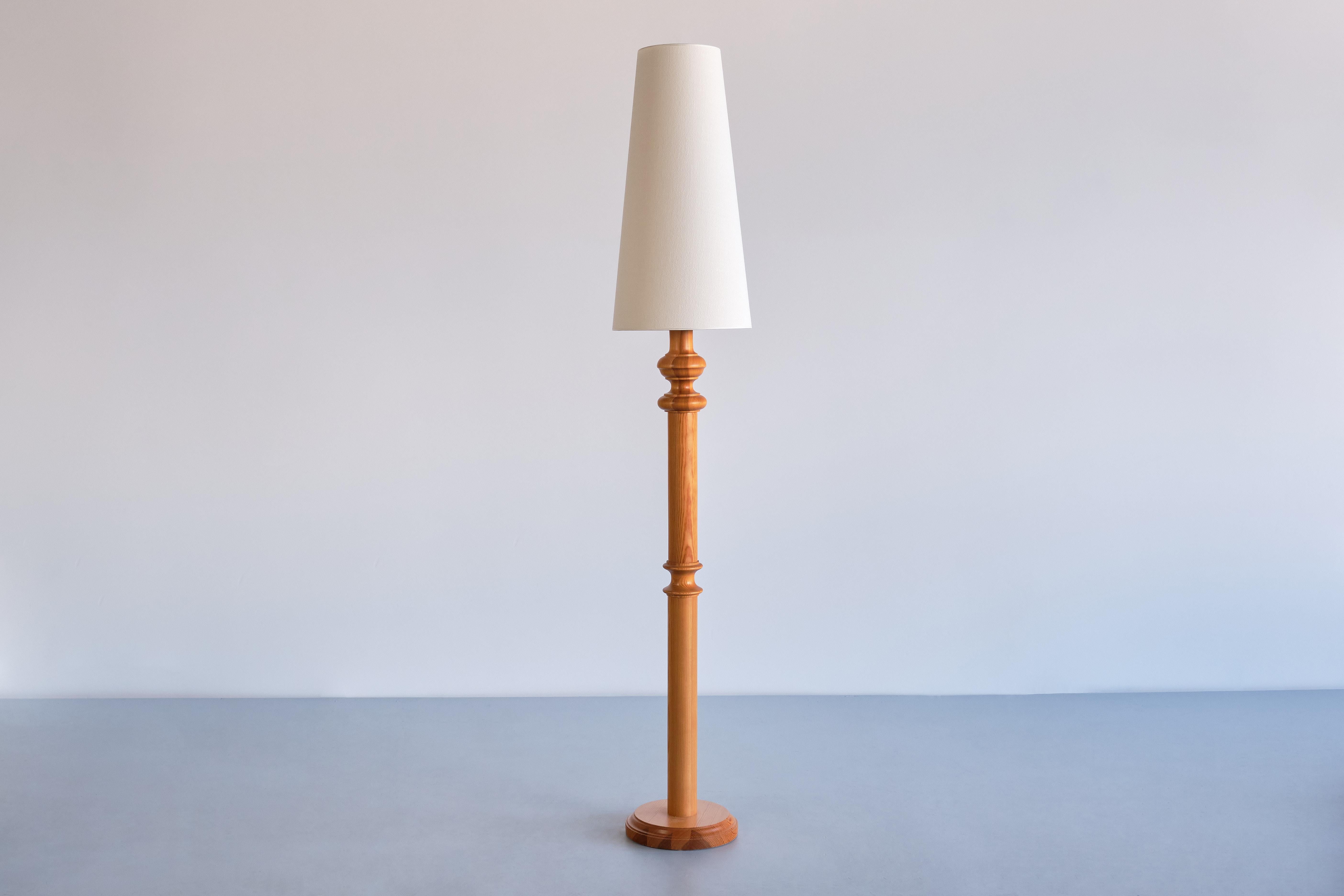 This rare floor lamp was produced by the Swedish lighting manufacturer NAFA Nybro Armaturfabrik in the late 1960s.
The striking, tall base is executed in solid Swedish pine wood, displaying the lively, attractive grain pine wood is known for. The
