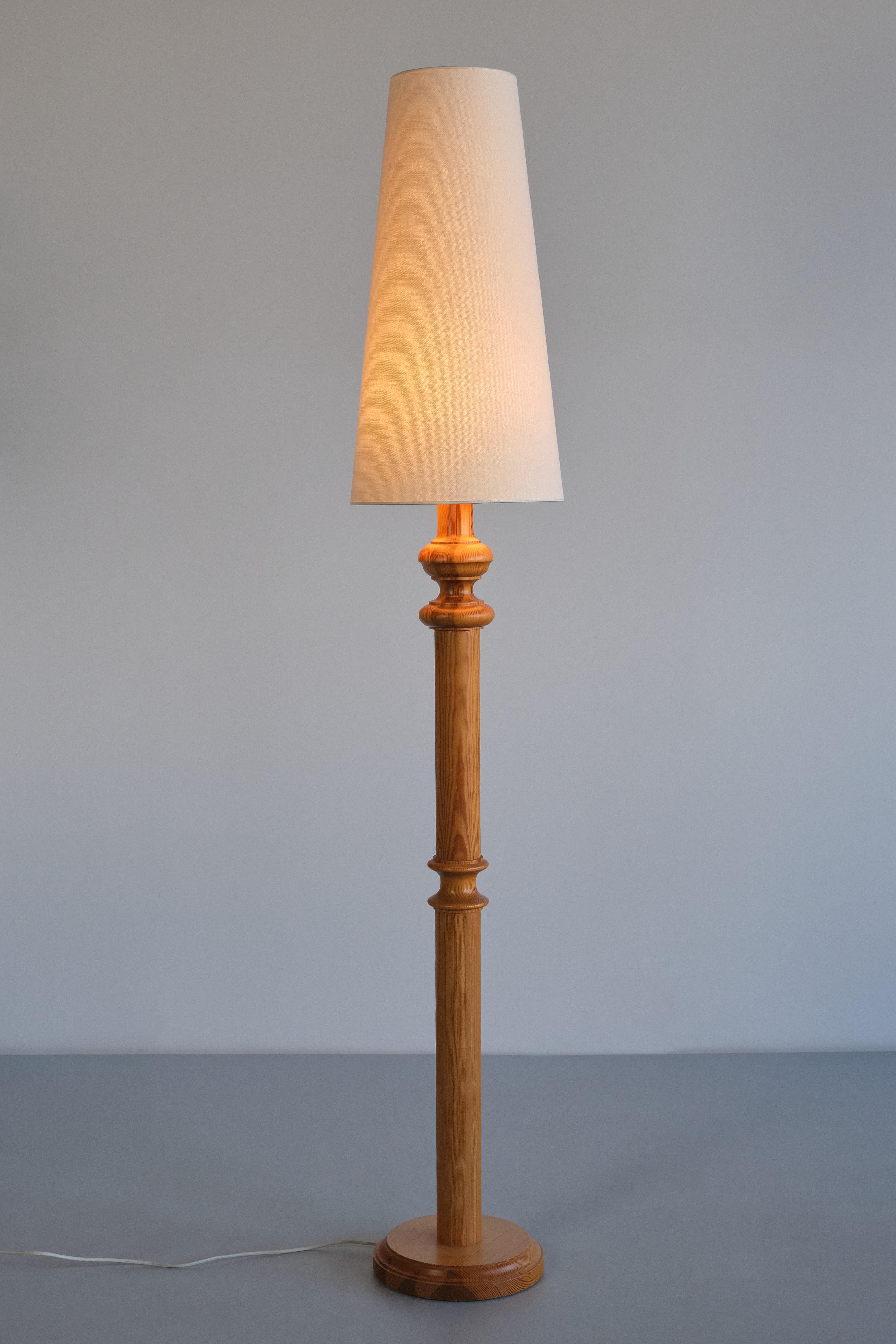 Scandinavian Modern Nybro Armaturfabric Tall Floor Lamp in Solid Pine Wood, Sweden, 1960s For Sale