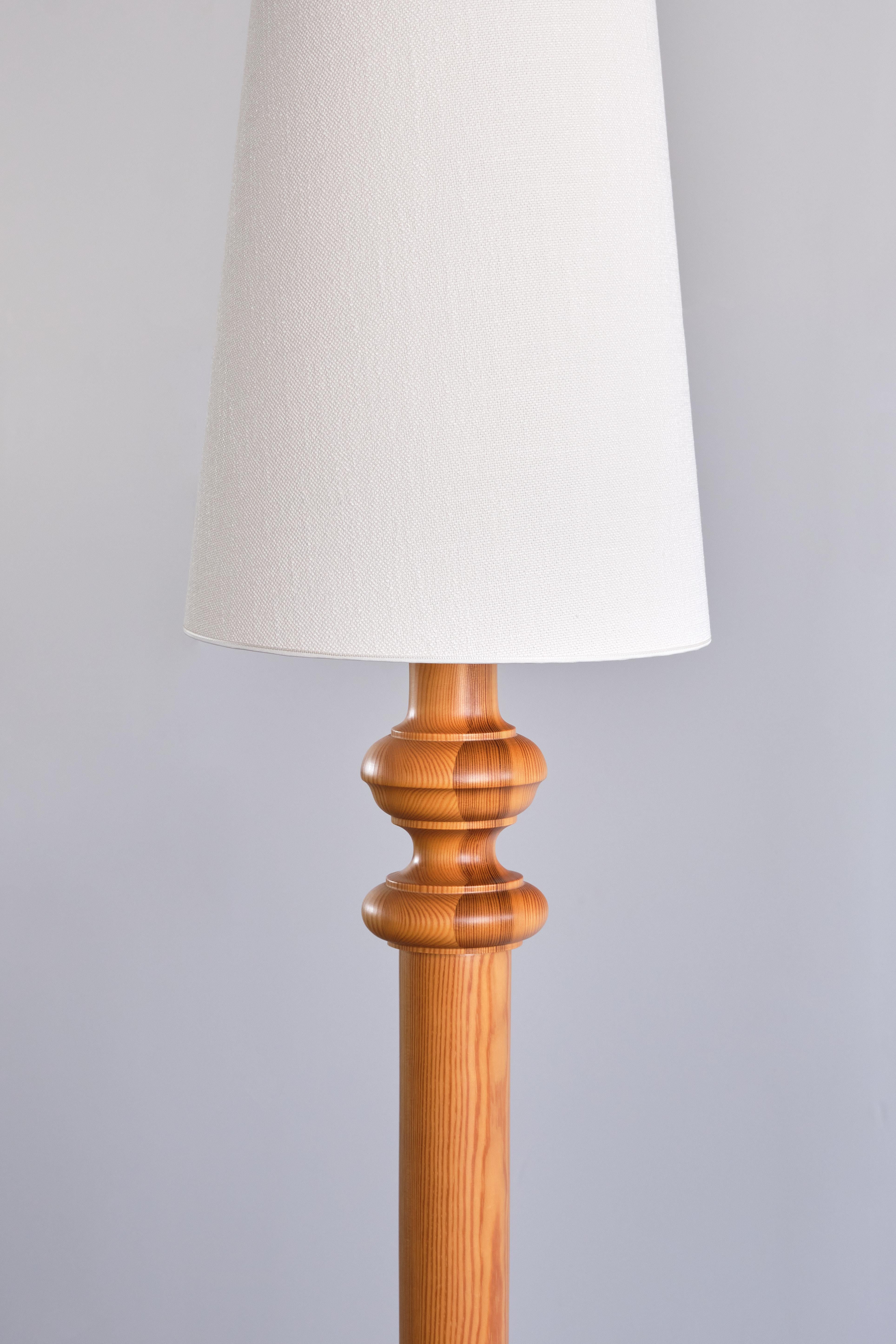 Nybro Armaturfabric Tall Floor Lamp in Solid Pine Wood, Sweden, 1960s In Good Condition For Sale In The Hague, NL