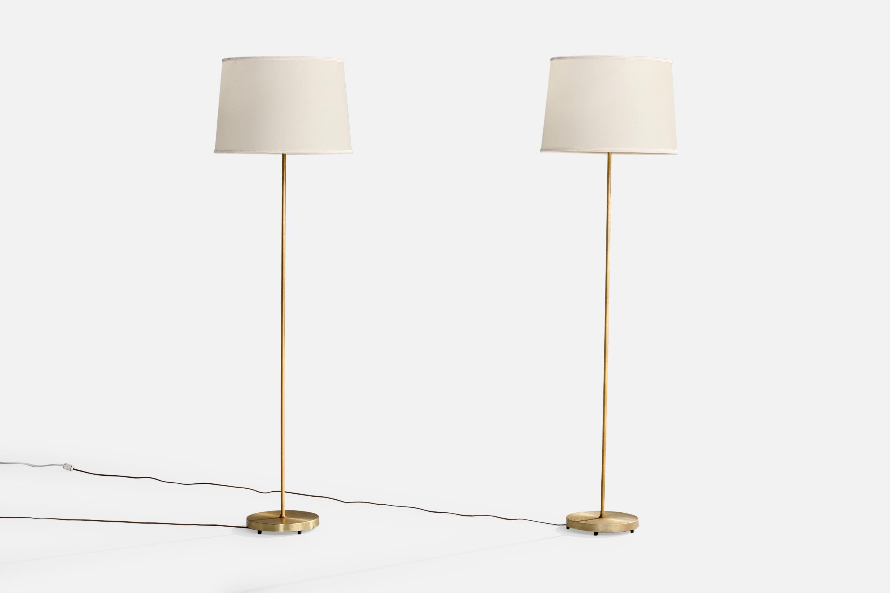Paire de lampadaires en laiton et papier parcheminé blanc, conçus et produits en Suède, c.C. 1960.

Dimensions de la lampe avec abat-jour (pouces) : 55.75 