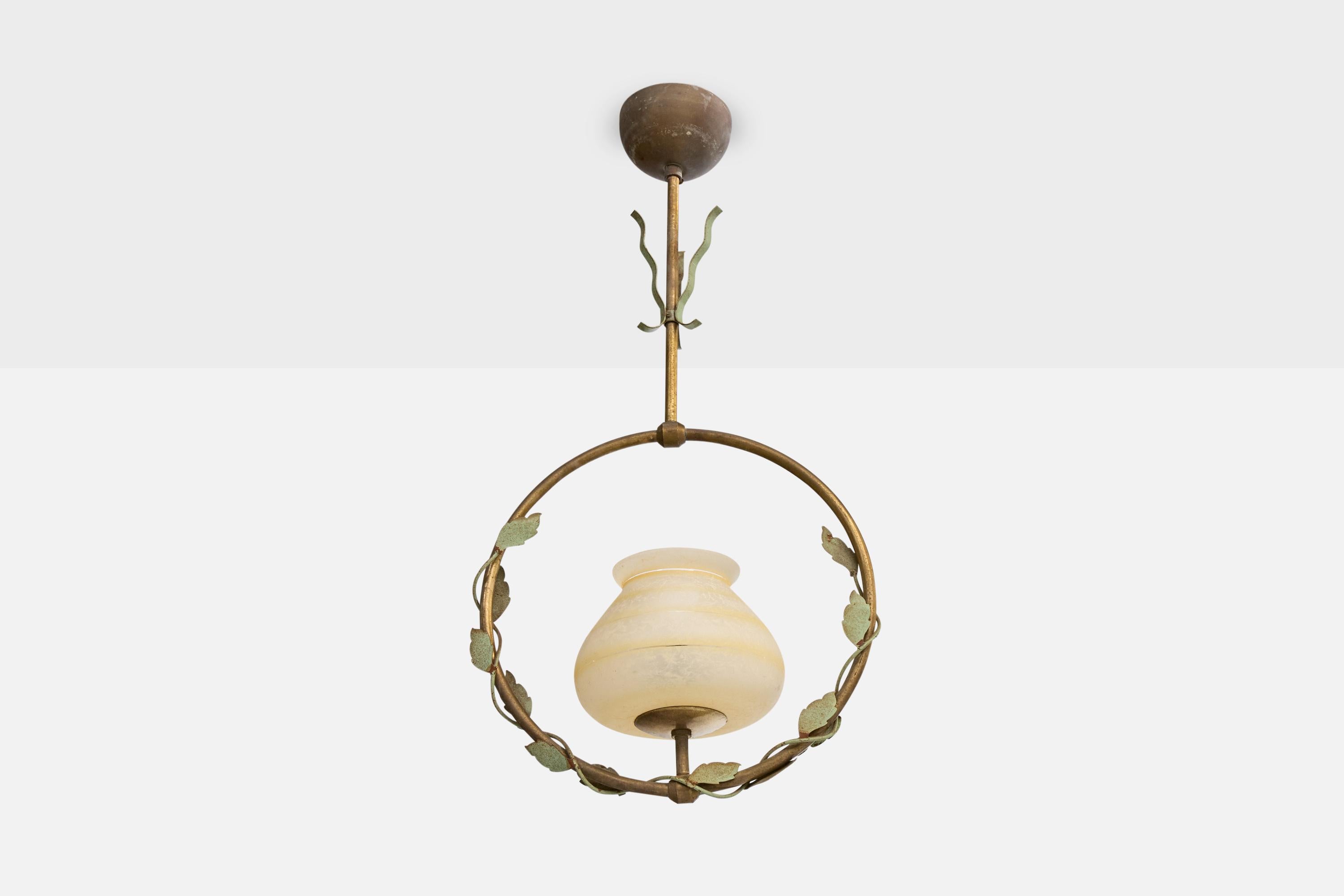 Lampada a sospensione in ottone, metallo laccato verde e vetro beige acidato prodotta da Nybro Aramturfabrik, Svezia, anni '50 circa.

Dimensioni complessive (pollici): 24,5 