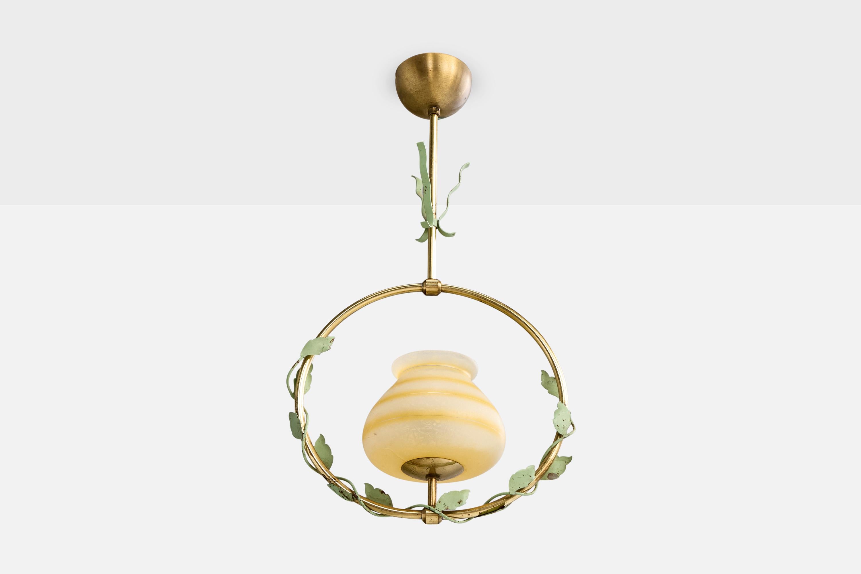 Lámpara colgante de latón, metal lacado en verde y cristal beige grabado, fabricada por Nybro Aramturfabrik, Suecia, c. 1950.

Dimensiones totales (pulgadas): 24,0 