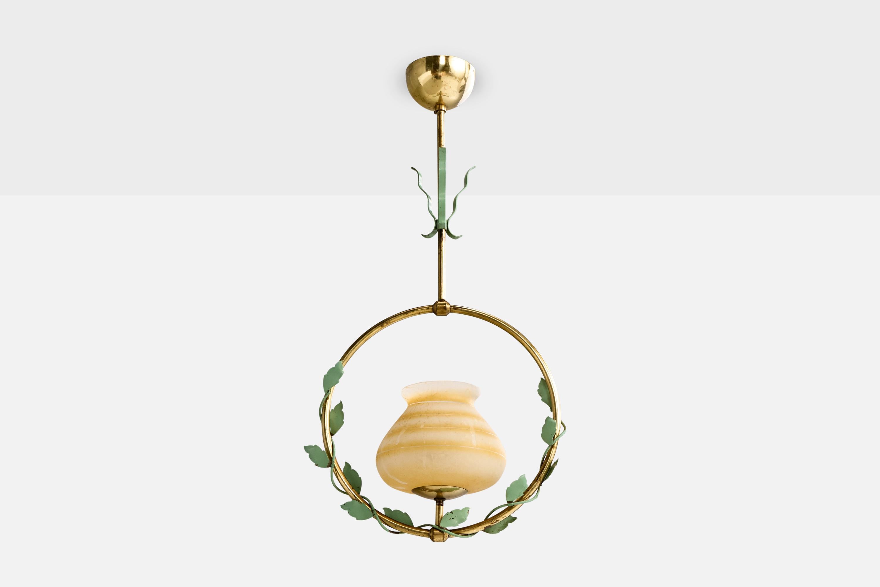 Lampada a sospensione in ottone, metallo laccato verde e vetro beige acidato prodotta da Nybro Aramturfabrik, Svezia, anni '50 circa.

Dimensioni complessive (pollici): 24,0 