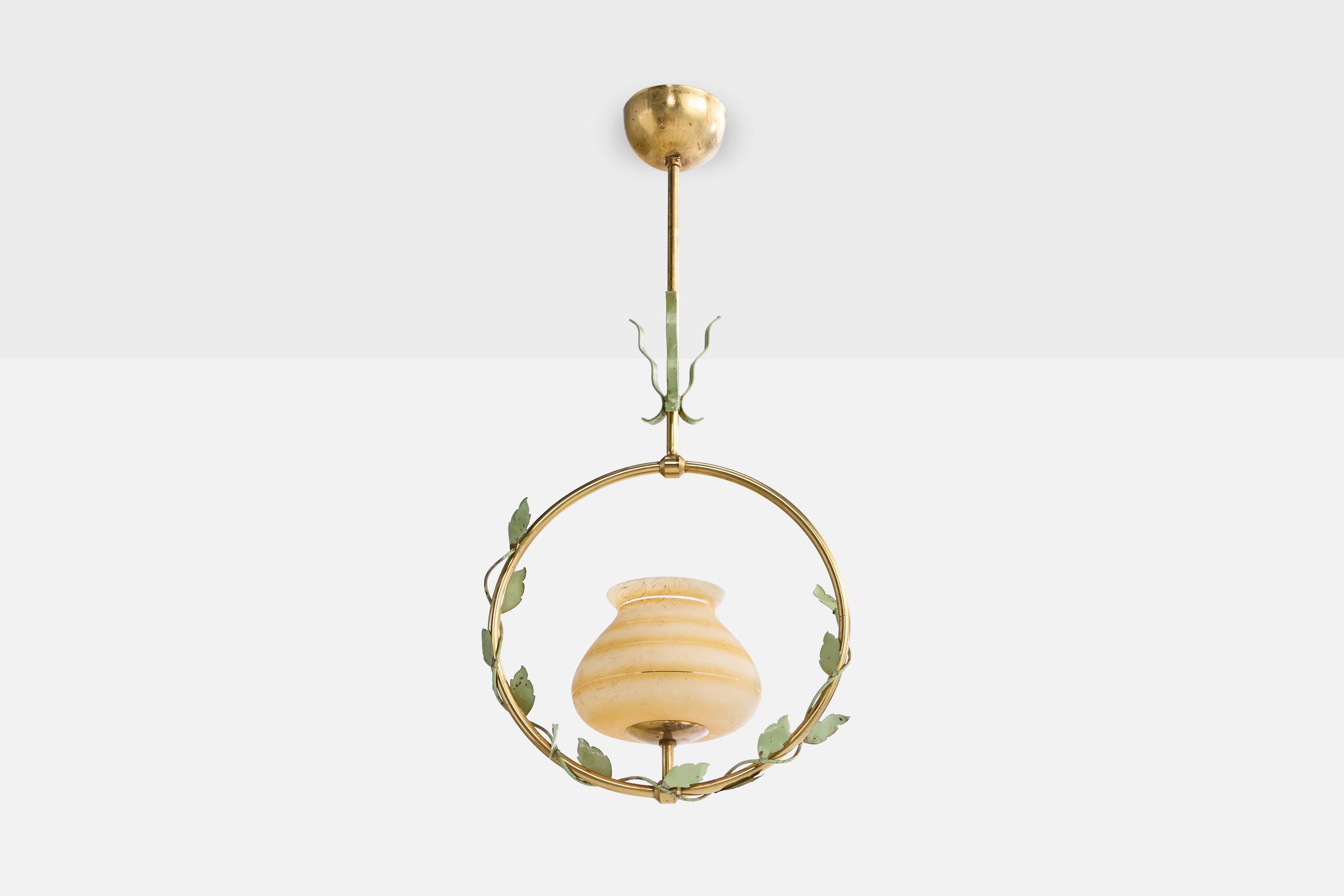 Lampada a sospensione in ottone, metallo laccato verde e vetro beige acidato prodotta da Nybro Aramturfabrik, Svezia, anni '50 circa.

Il fusto e la calotta in ottone presentano una forte ossidazione. 

Moderata ossidazione presente su tutti gli