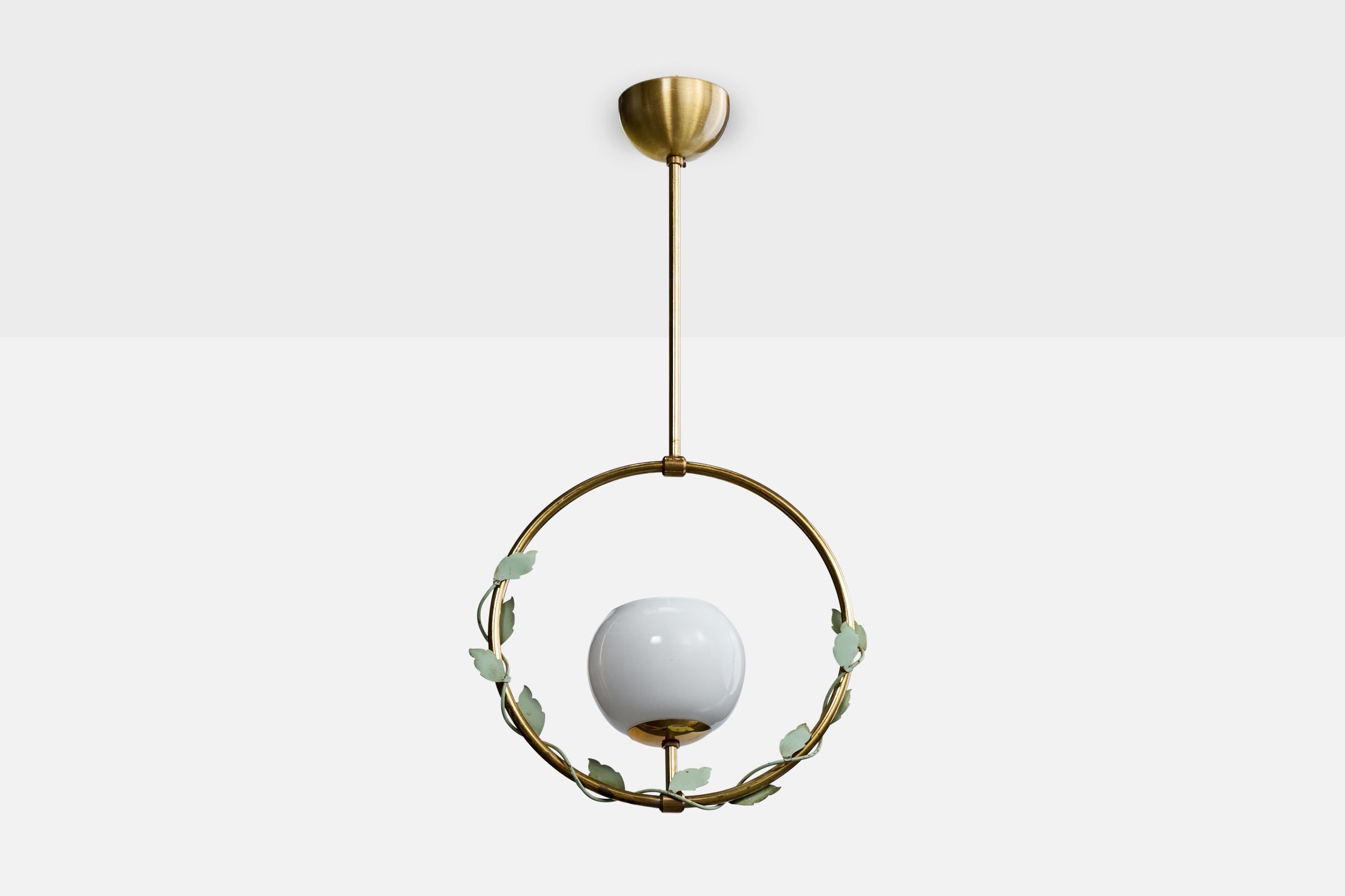 Lampada a sospensione in ottone, metallo laccato verde e vetro opalino bianco prodotta da Nybro Aramturfabrik, Svezia, anni '50 circa.

Dimensioni complessive (pollici): 23,5 