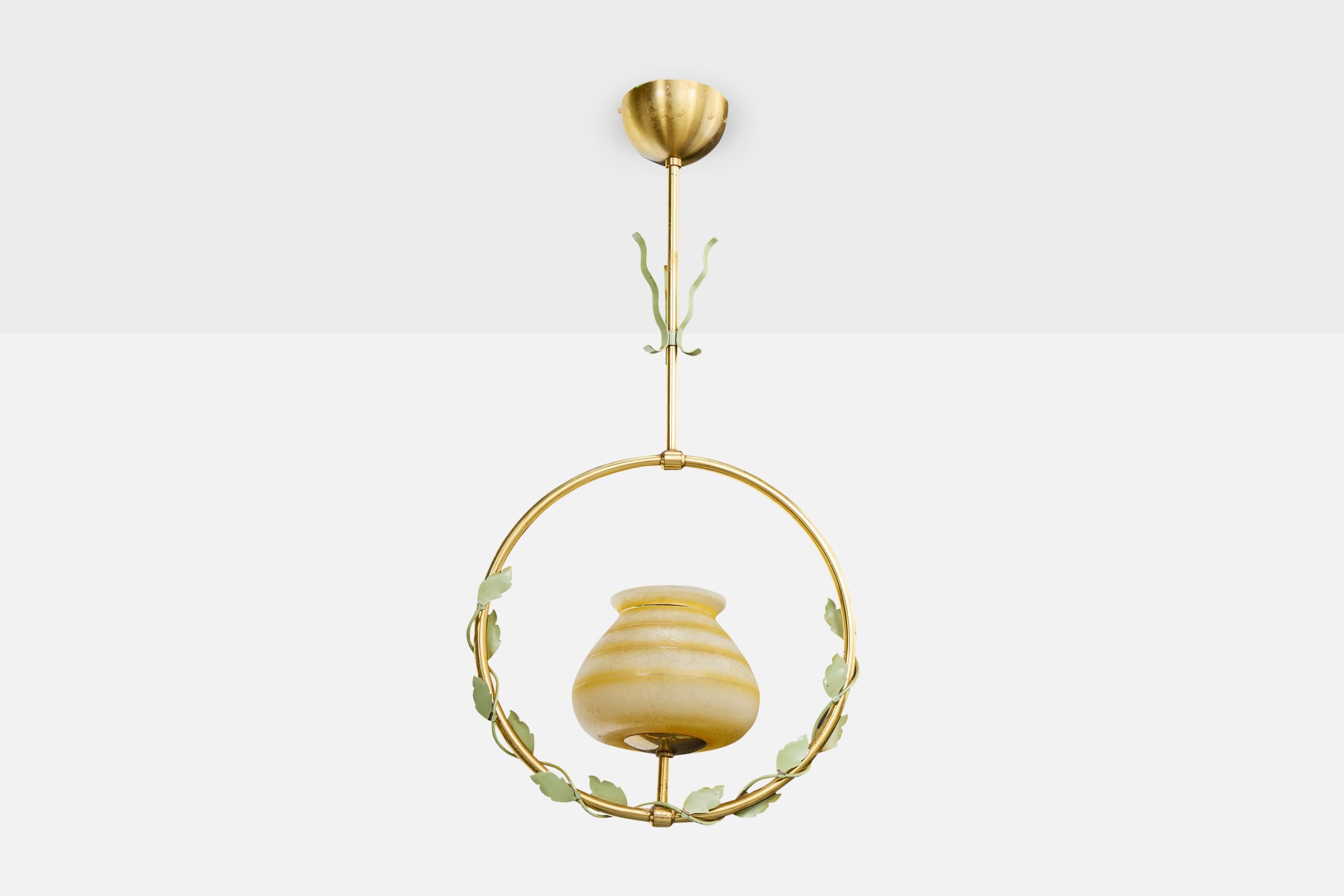 Lampada a sospensione in ottone, metallo laccato verde e vetro beige acidato prodotta da Nybro Aramturfabrik, Svezia, anni '50 circa.

Dimensioni complessive (pollici): 24,5 